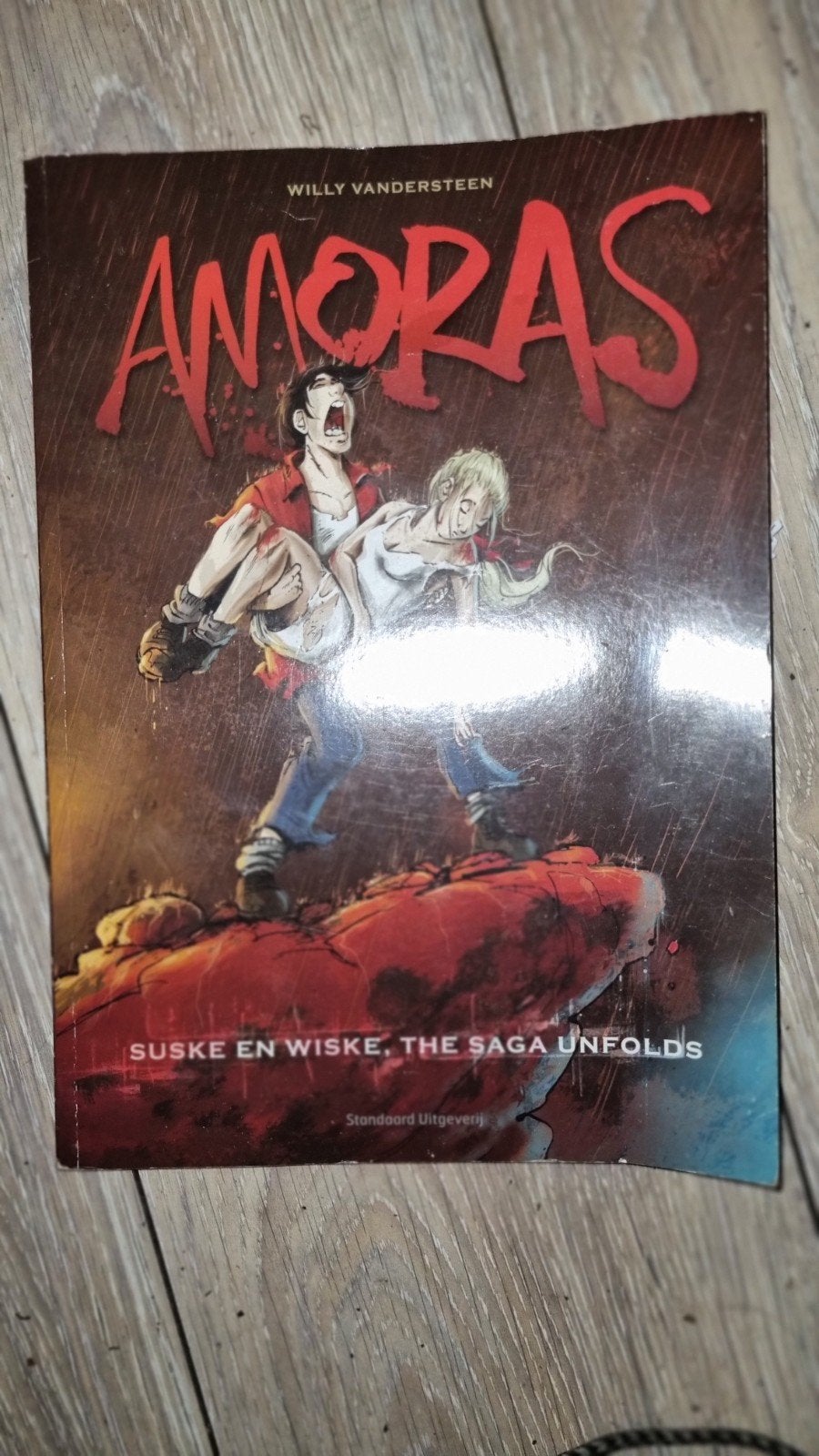 Amoras: Suske en Wiske, The Saga Unfolds, Boeken, Eén stripboek, Ophalen of Verzenden, Gelezen, Willy Vandersteen