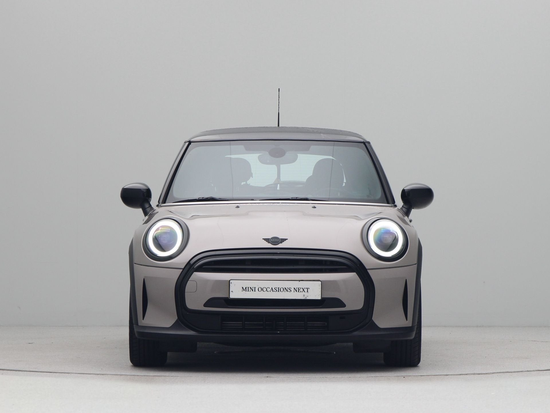MINI 3-deurs Cooper Business Edition Aut. (bj 2022), 136 pk, Gebruikt, Isofix, Met garantie (alle)