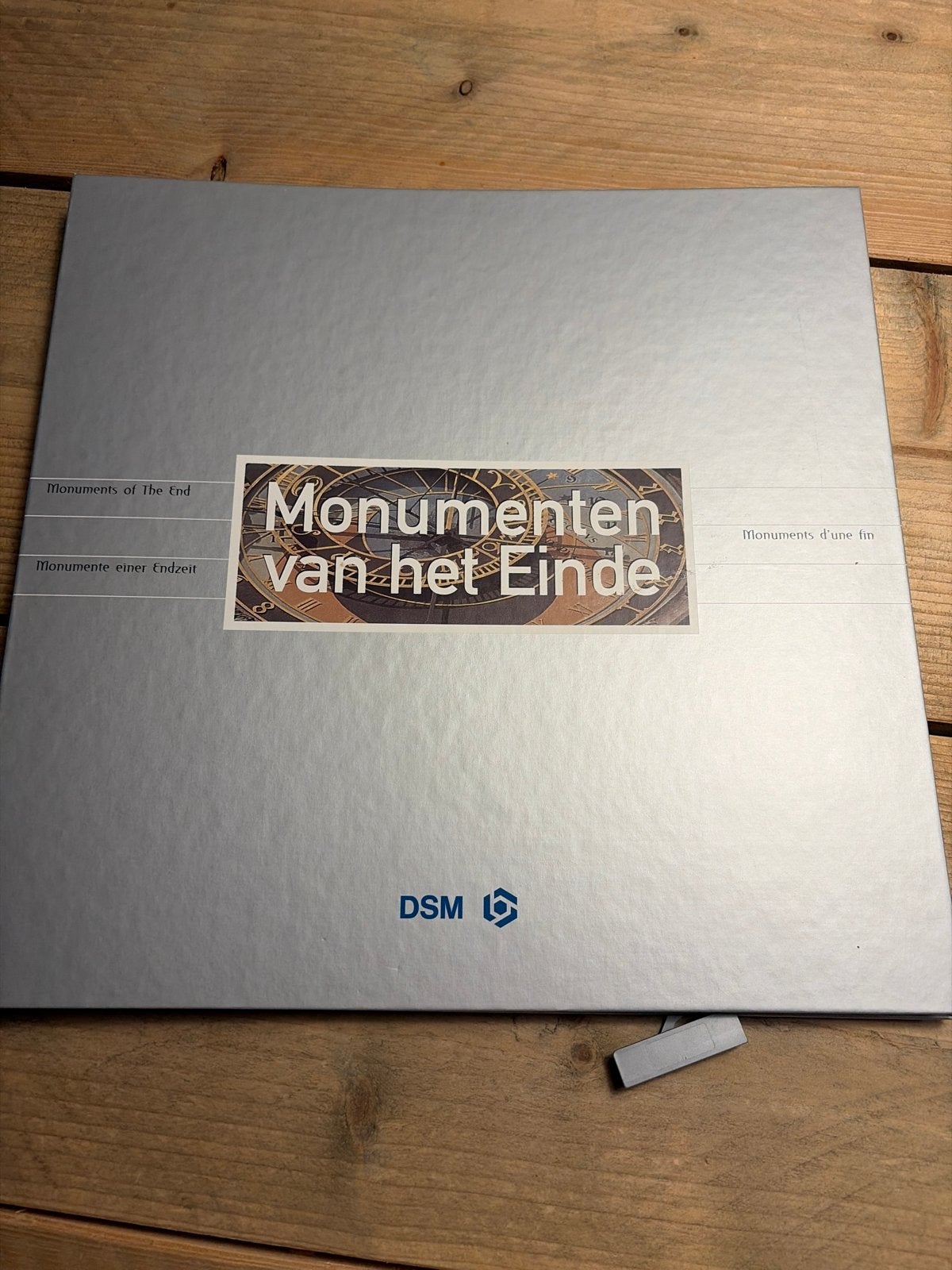 Monumenten van het Einde - DSM Special Edition, Ophalen of Verzenden, Zo goed als nieuw, Nederland
