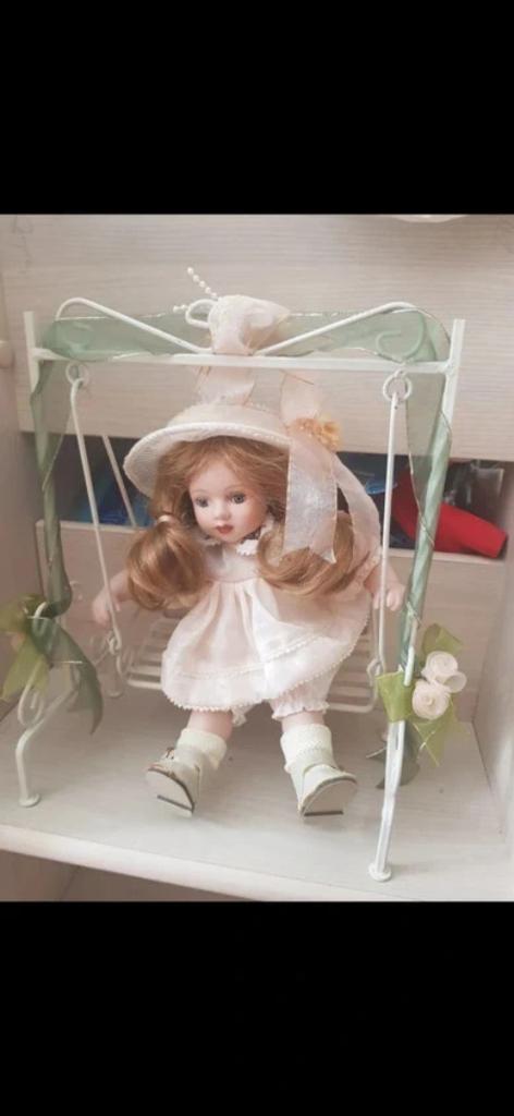Porseleinen pop met schommelstoel bank meisje baby born pop, Ophalen, Zo goed als nieuw, Pop
