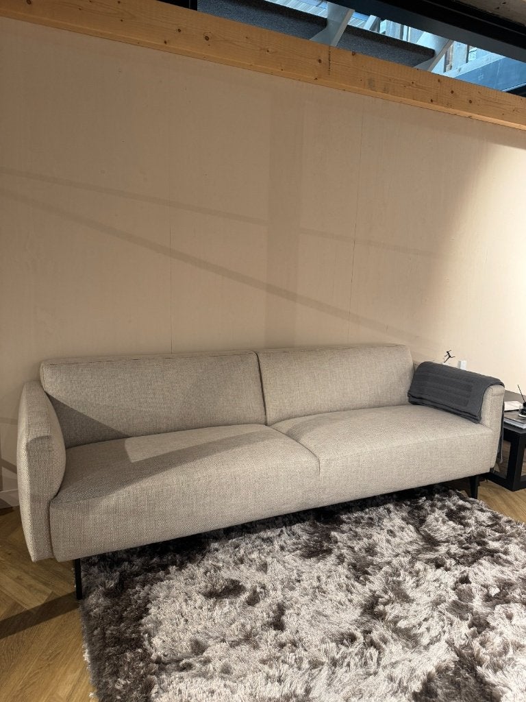 CL – POM 3-ZITS BANK – SHOWROOMMODEL – DIRECT BESCHIKBAAR, Huis en Inrichting, Banken | Complete zithoeken, Ophalen, Nieuw, Stof