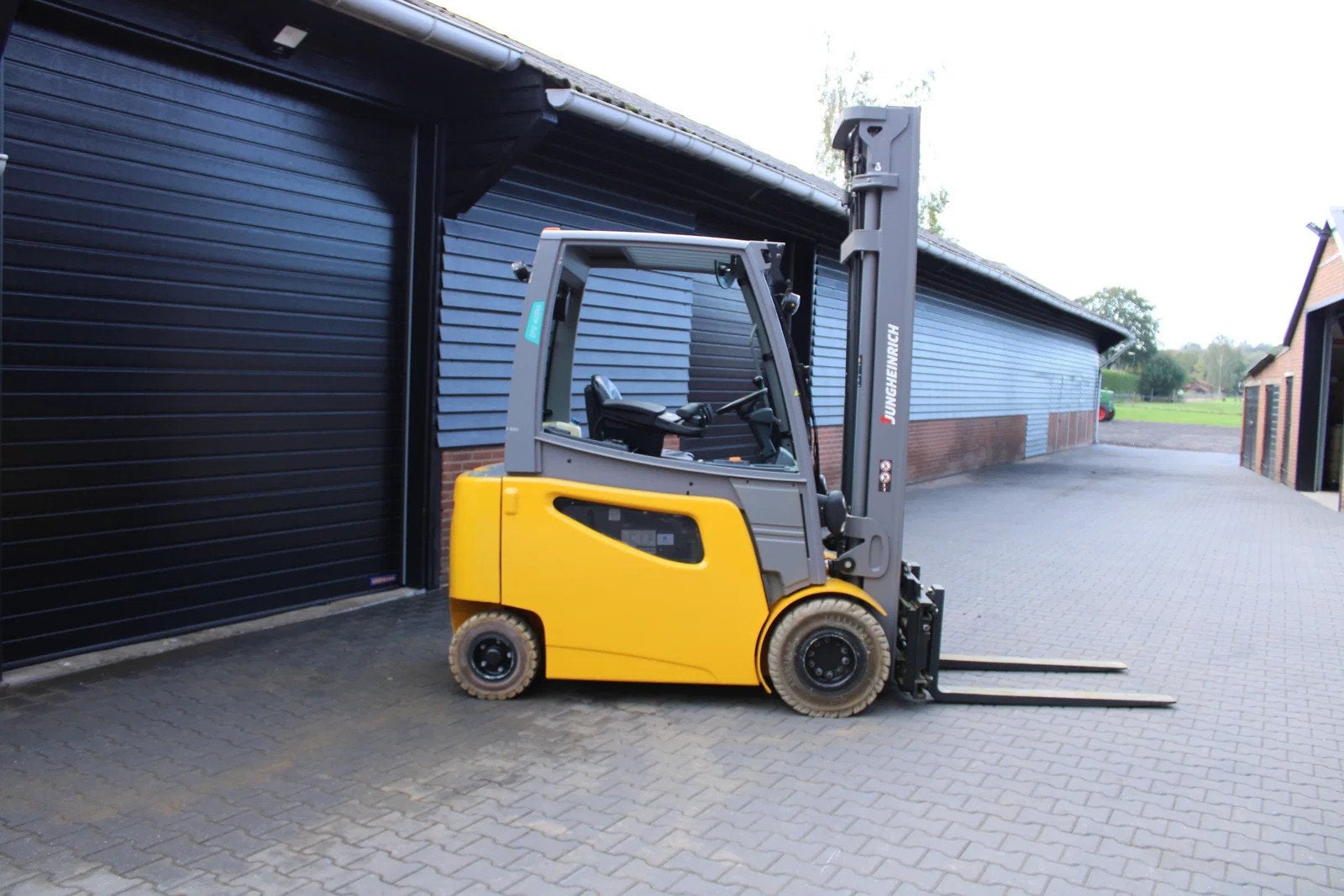 Jungheinrich EFG425ks heftruck elektrische triplex lepelvers