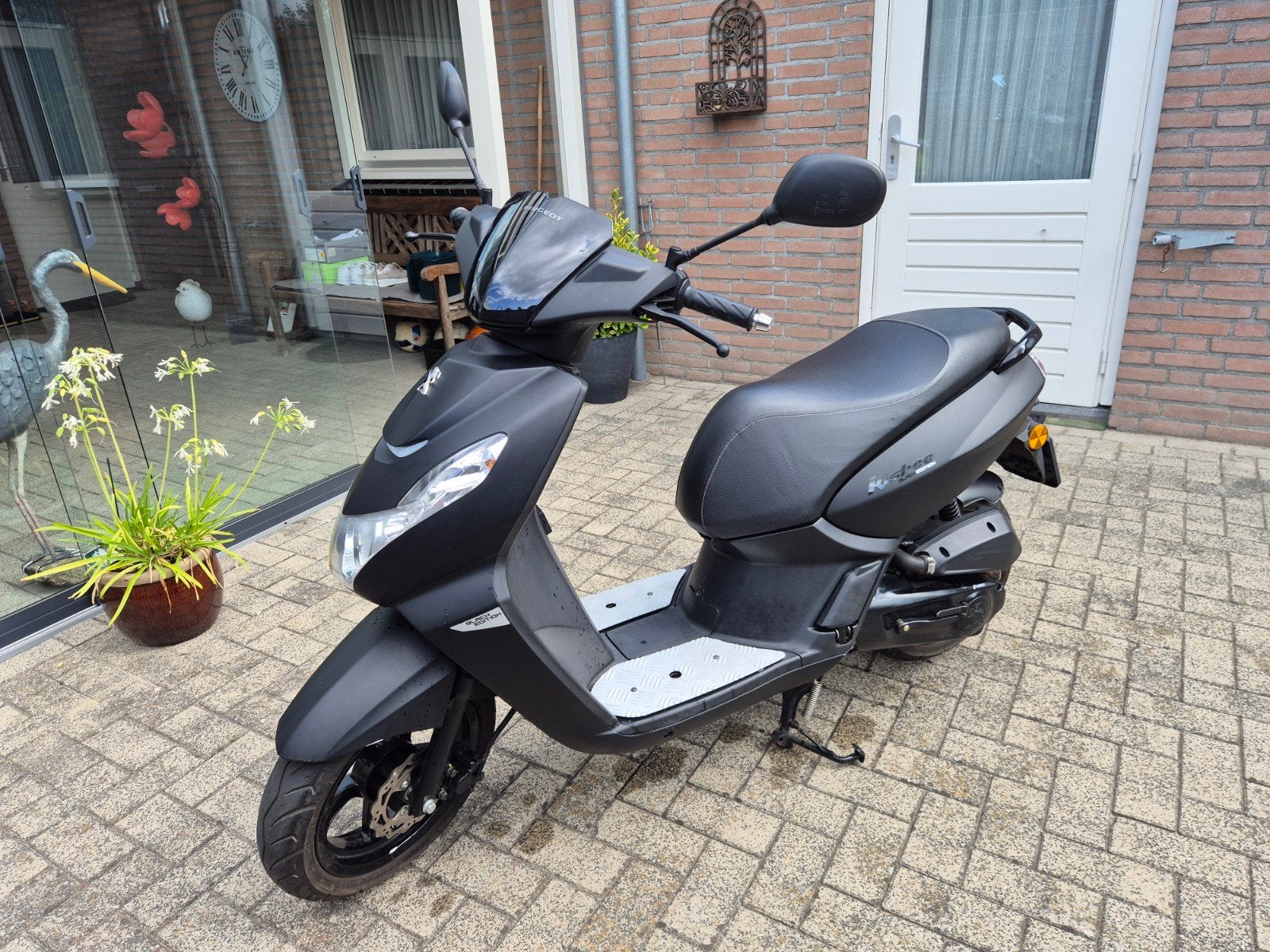 Peugeot Kisbee Black Edition - Zo goed als nieuw, Fietsen en Brommers, Scooters | Peugeot, Ophalen, Overige modellen, Maximaal 45 km/u