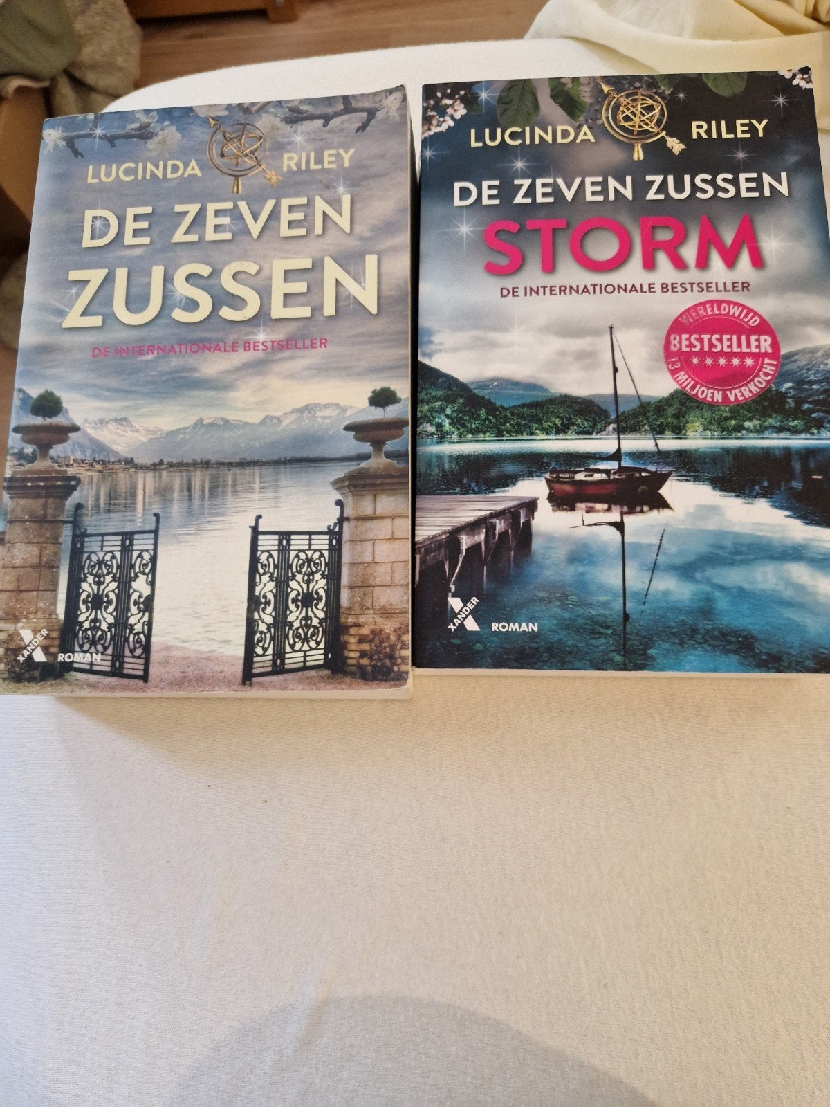 De Zeven Zussen en storm boeken Deel 1 & 2, Boeken, Ophalen of Verzenden, Gelezen, Lucinda Riley, Nederland