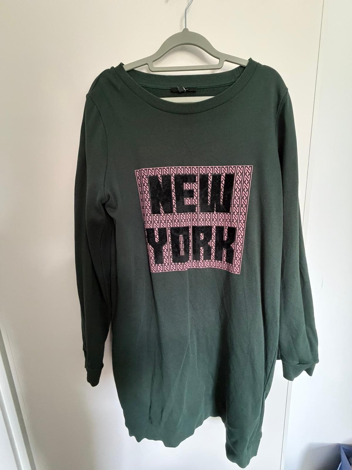 Nikkie sweatdress maat 42 (L) groen met 'New York' print, Maat 42/44 (L), Ophalen of Verzenden, Nikkie, Gedragen