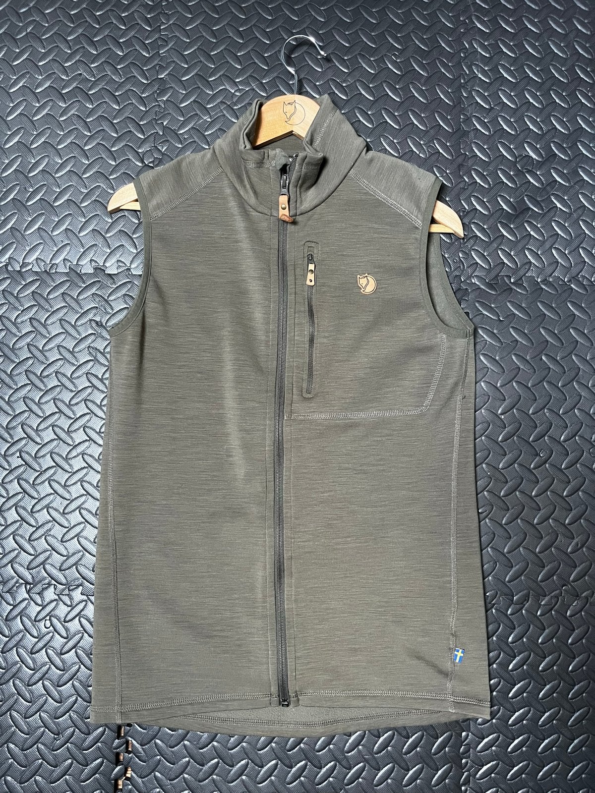 Fjallraven Keb Fleece Vest - Olijfgroen en Blauw - Maat S, Kleding | Heren, Ophalen of Verzenden, Zo goed als nieuw