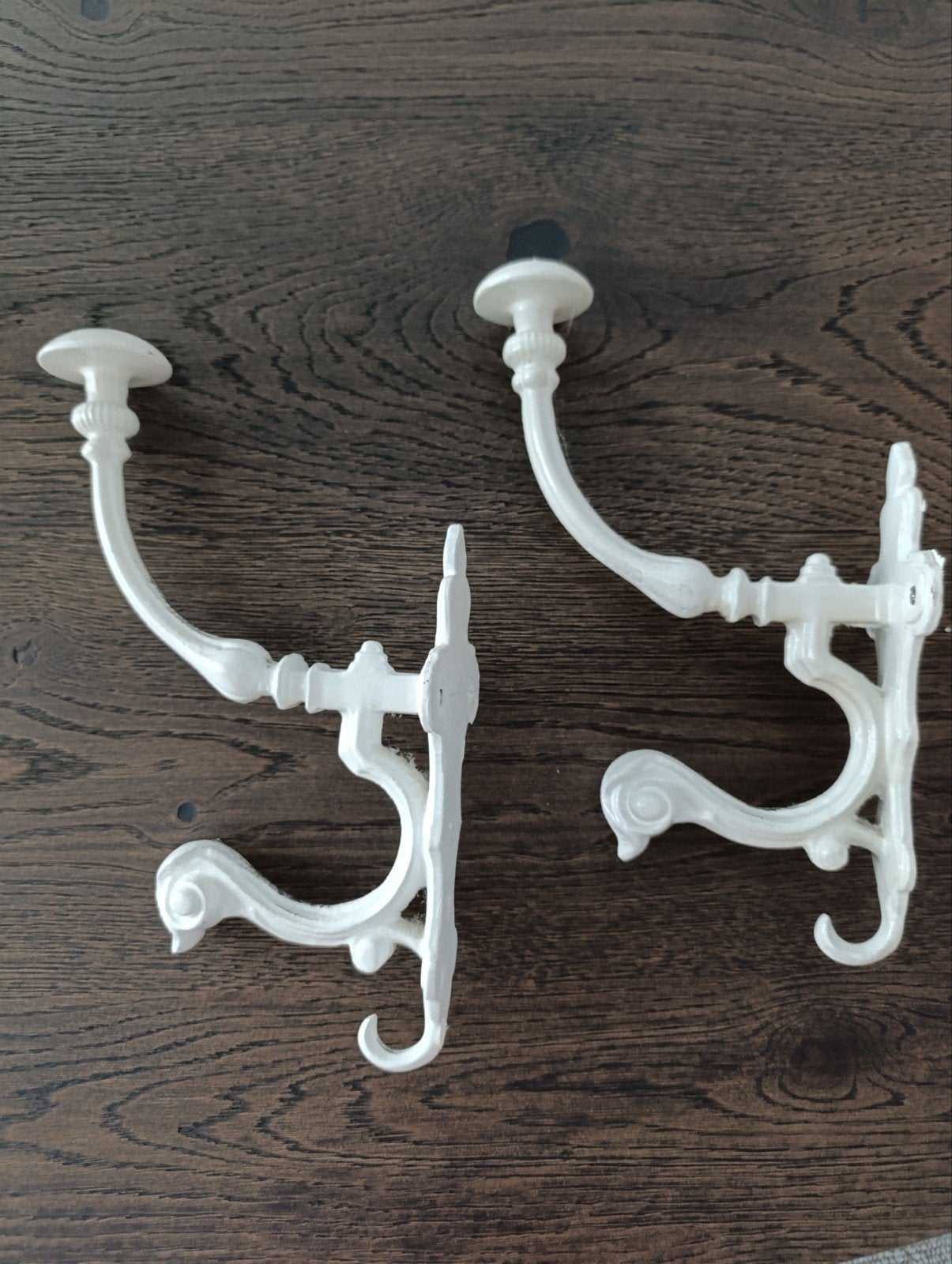 Set van 2 decoratieve brocante kapstokhaken, wit metaal, Ophalen of Verzenden, Zo goed als nieuw, Metaal, Wandhaken