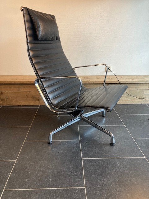 Vitra Eames EA 124 fauteuil, chroom, zwart leder, Huis en Inrichting, Vitra, Design, 75 tot 100 cm, Ophalen of Verzenden