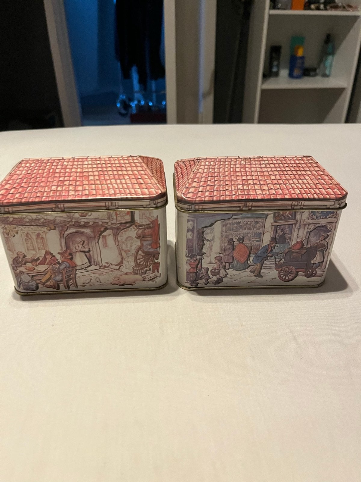 Set van 2 vintage blikken huisjes met Delfts Blauw-stijl pri, Ophalen of Verzenden, Gebruikt, Koek(jes), Overige merken