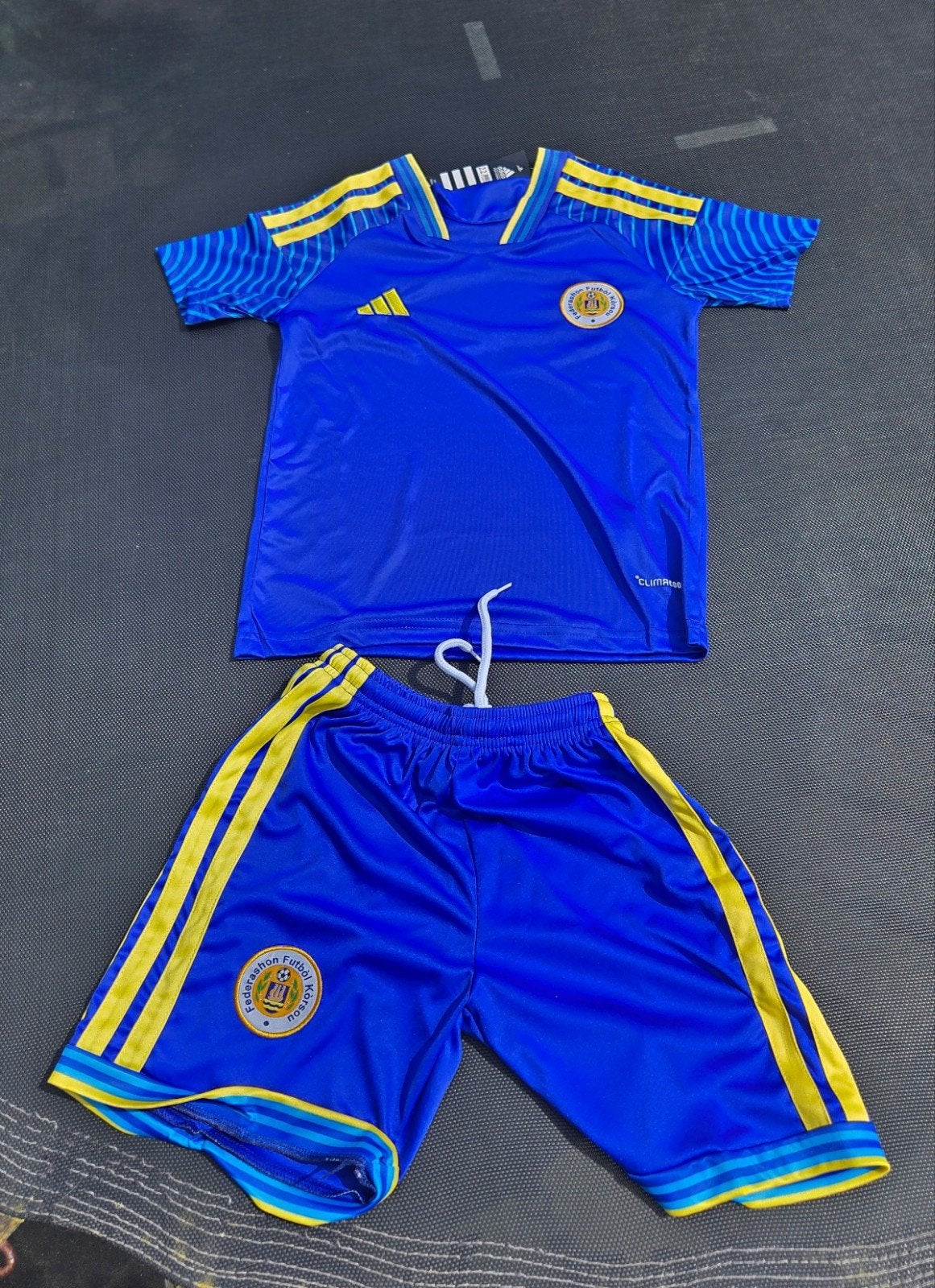 Curaçao WK 2026 Thuis tenue - Kindermaat (hele set) 6/7 jaar, Kinderen en Baby's, Kinderkleding | Overige, Ophalen of Verzenden
