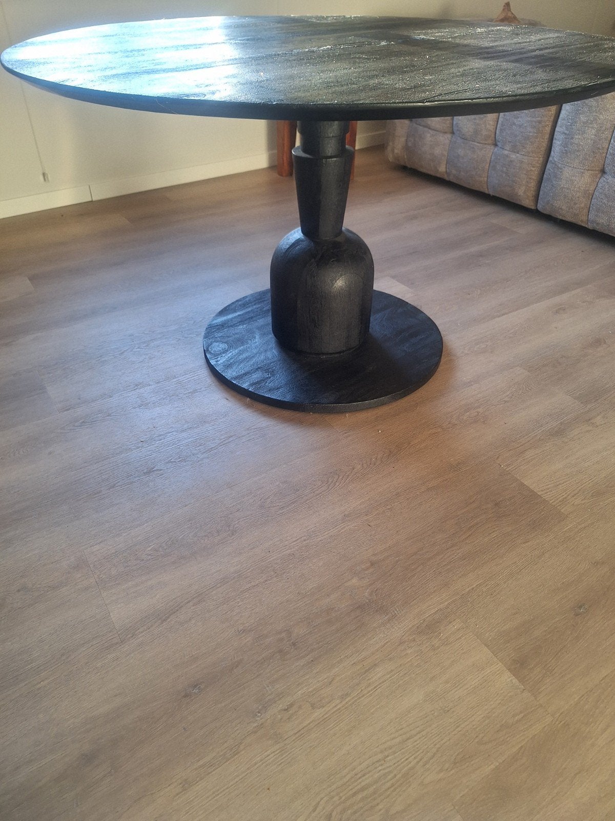 Stijlvolle Zwarte Ronde Eettafel met Middenpoot en 5 stoelen, Huis en Inrichting, Tafels | Eettafels, Ophalen, Modern, Industrieel