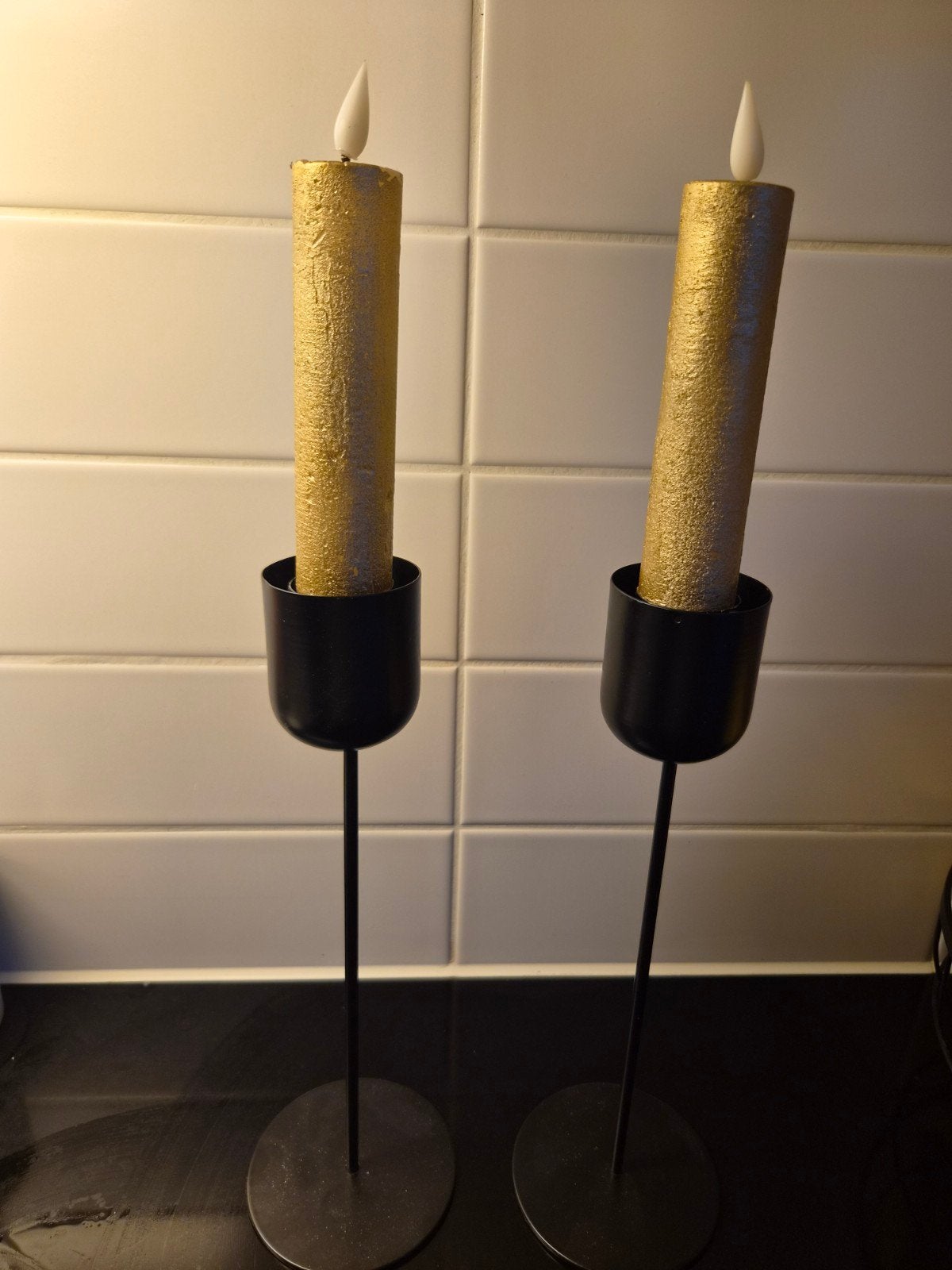 Set van 2 gouden LED kaarsen in zwarte kandelaars - 30 cm, Ophalen of Verzenden