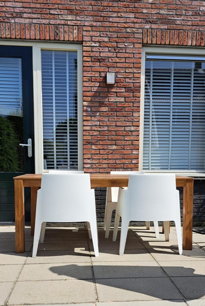 Stoere houten tuintafel met 4 witte moderne stoelen, Ophalen, 4 zitplaatsen, Gebruikt, Tuinset