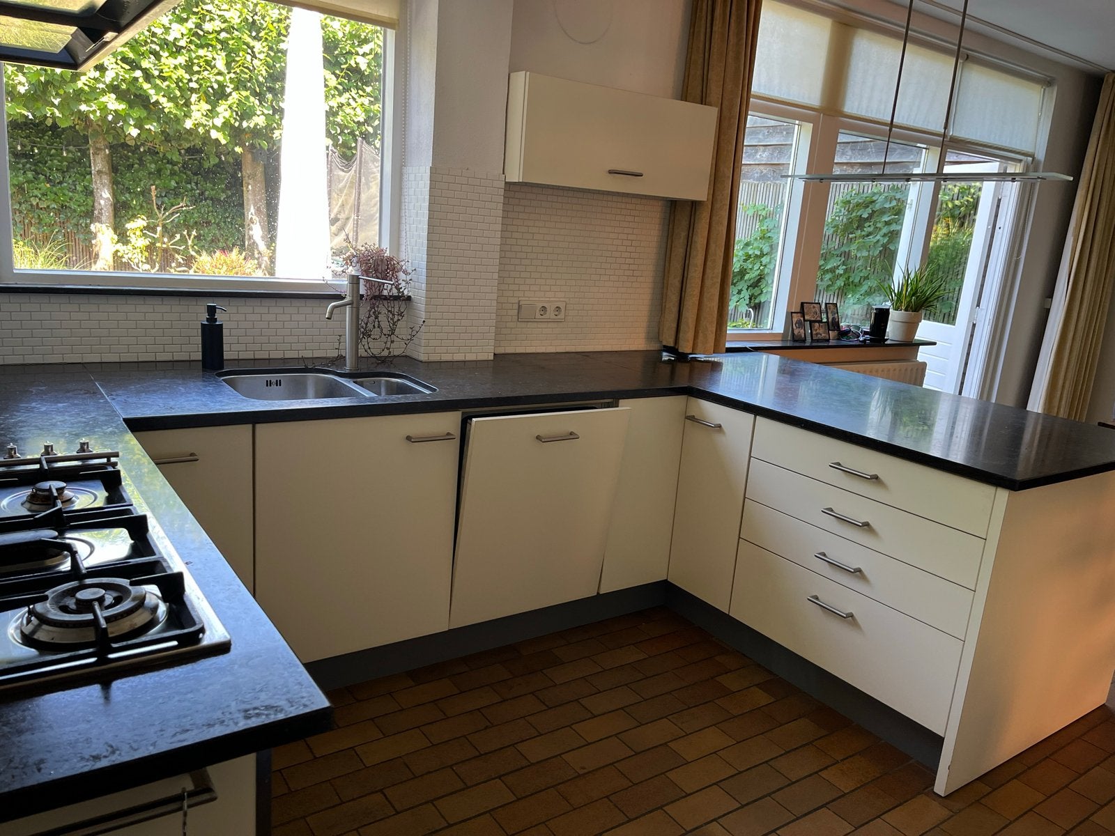 Frako keuken met Smeg fornuis, oven en 4 barkrukken, Huis en Inrichting, Keuken | Complete keukens, Gebruikt, Hoekkeuken, Wit