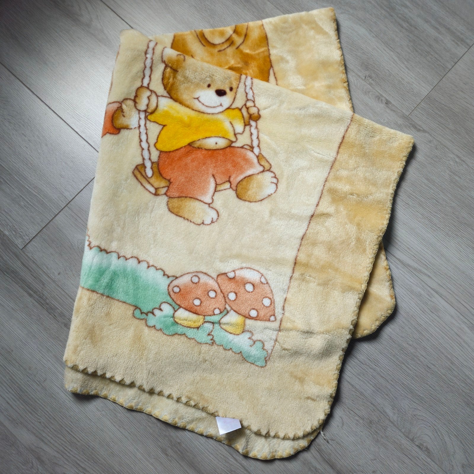 Babydeken met schattige teddybeer op schommel, Ophalen of Verzenden, Zo goed als nieuw, Deken
