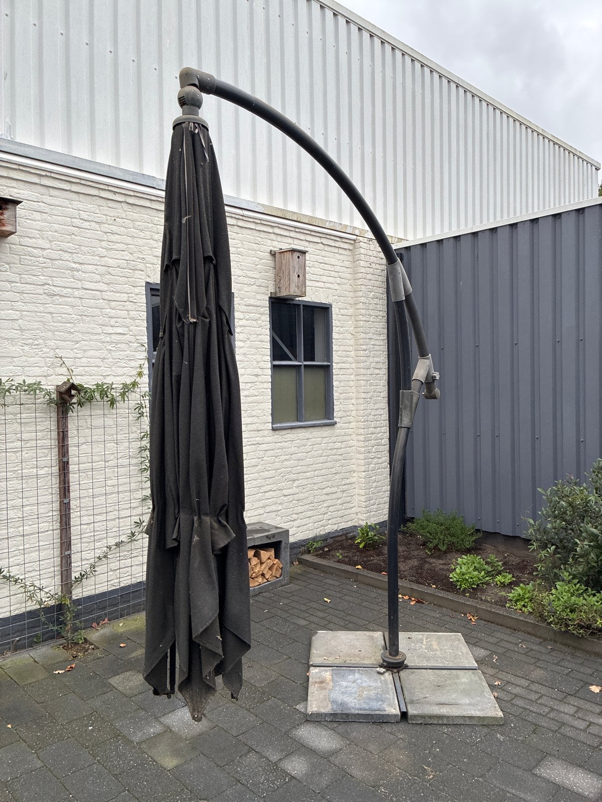 Madison Zweefparasol met voet - Zwart, Tuin en Terras, Ophalen, Gebruikt, Kantelbaar, 2 tot 3 meter