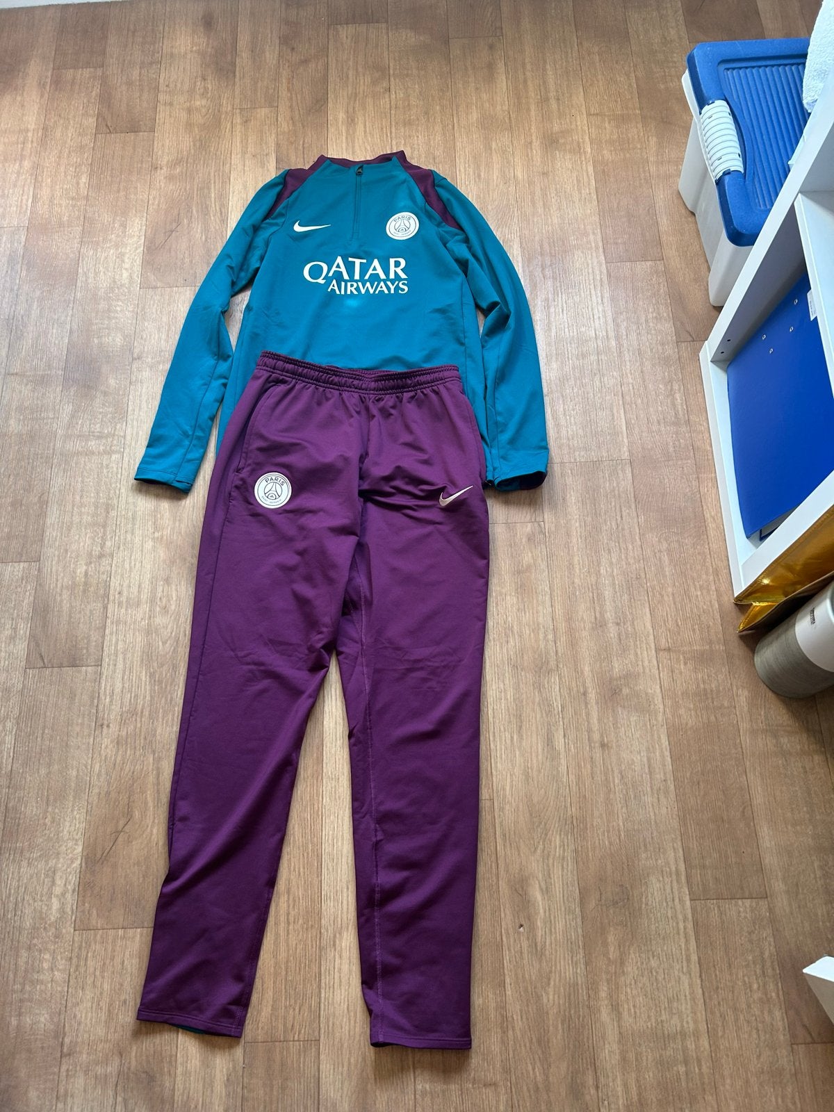 Nike Paris Saint Germain trainingspak 2024-2025, Sport en Fitness, Voetbal, Maat XS of kleiner, Ophalen of Verzenden, Zo goed als nieuw