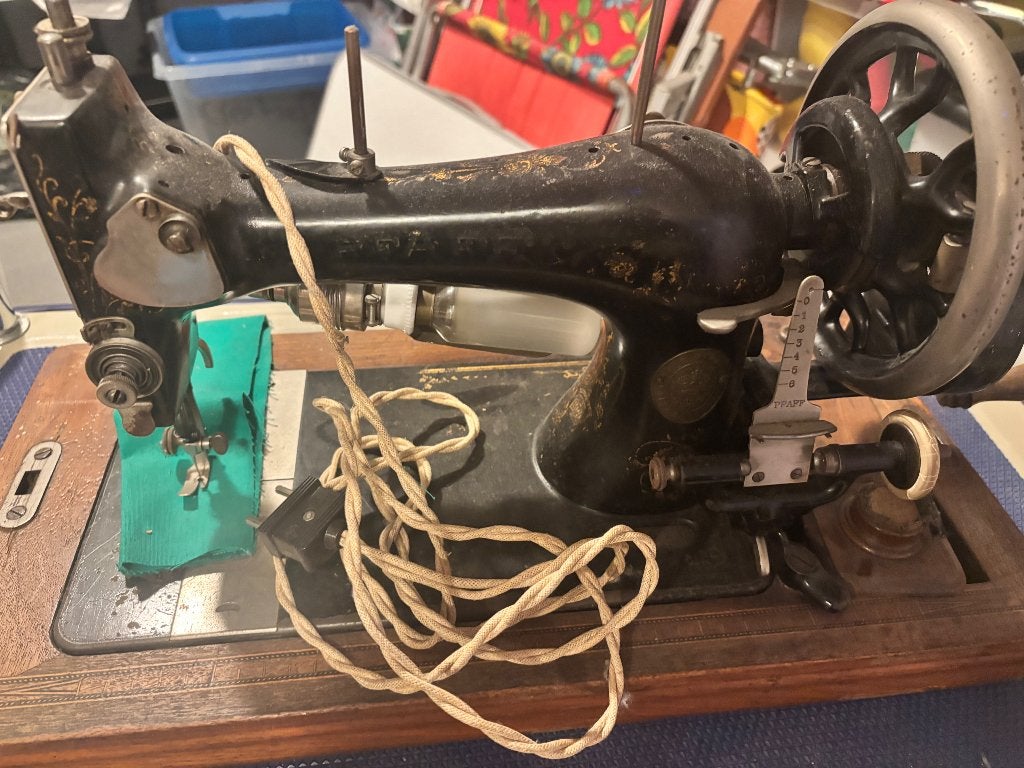 Antieke naaimachine, Ophalen