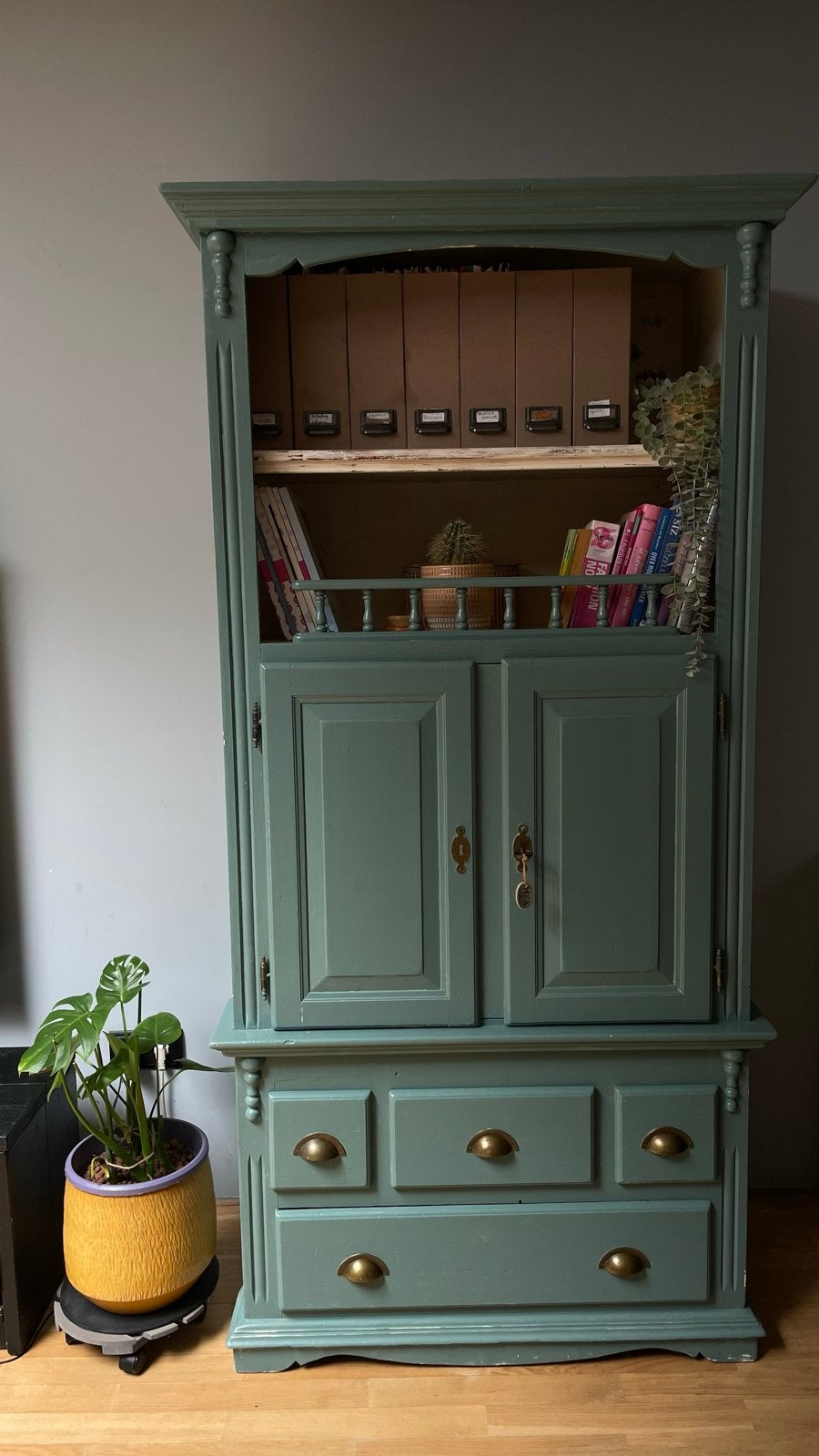 Vintage kast eukaliptus groen geverfd met veel opbergruimte, Antiek en Kunst, Antiek | Meubels | Kasten, Ophalen