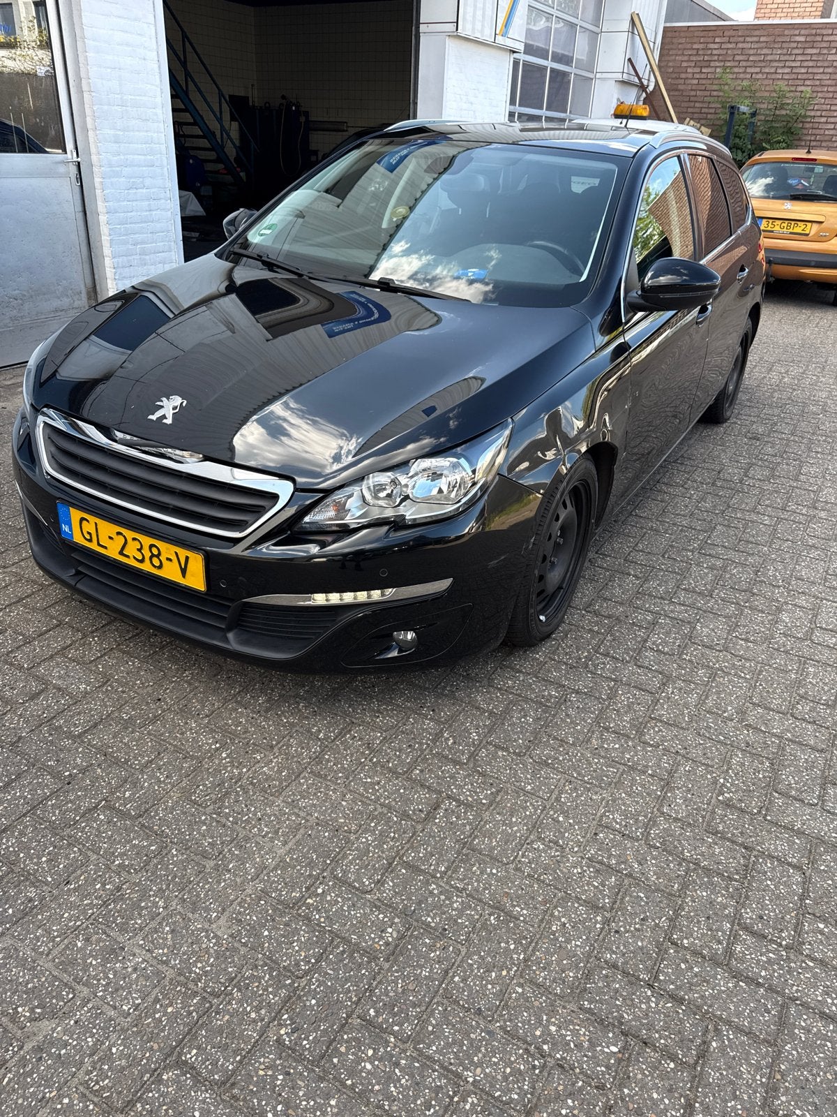 Peugeot 308 1.6 Bluehdi 120pk 2015 Zwart -schade linker kant, Auto's, Voorwielaandrijving, 680 kg, 4 cilinders, Zwart