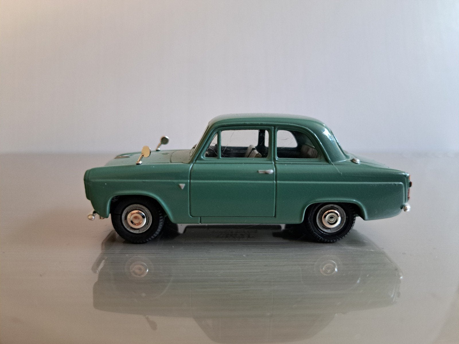 Ford Anglia 100E, jaren '50 in schaal 1:43, nieuw, Ophalen of Verzenden, Nieuw, Auto, Overige merken