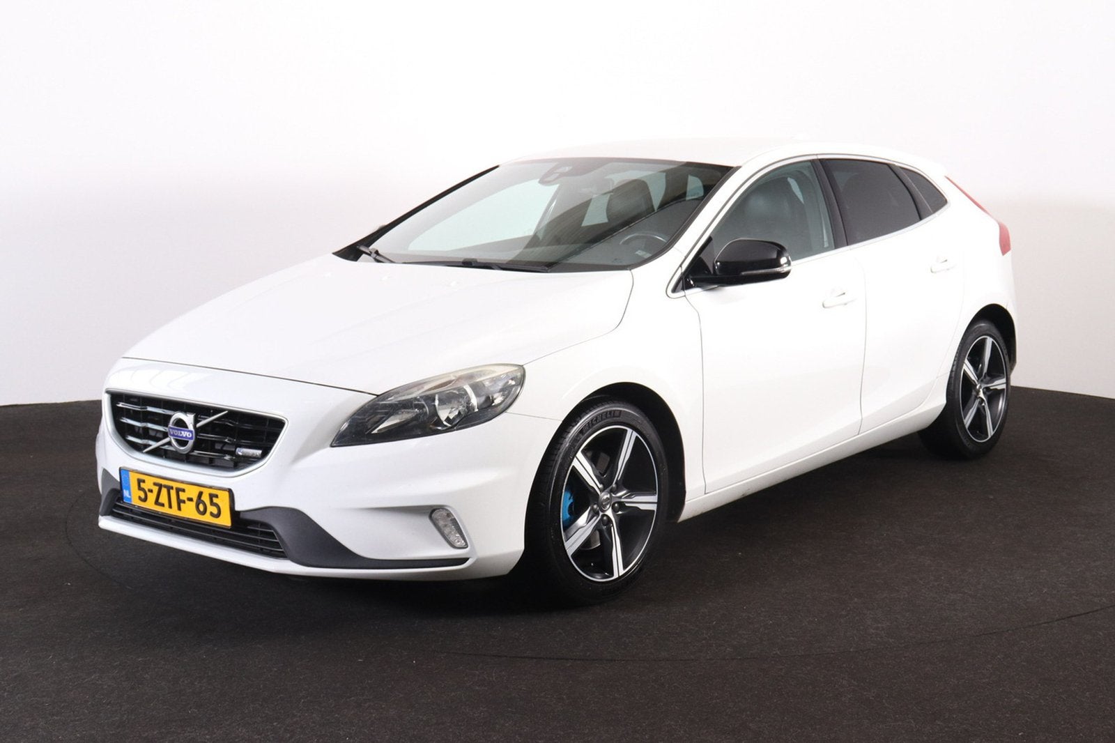 Volvo V40 1.6 T3 150PK 2015 Wit, Auto's, Volvo, Voorwielaandrijving, 1596 cc, Zwart, 4 cilinders