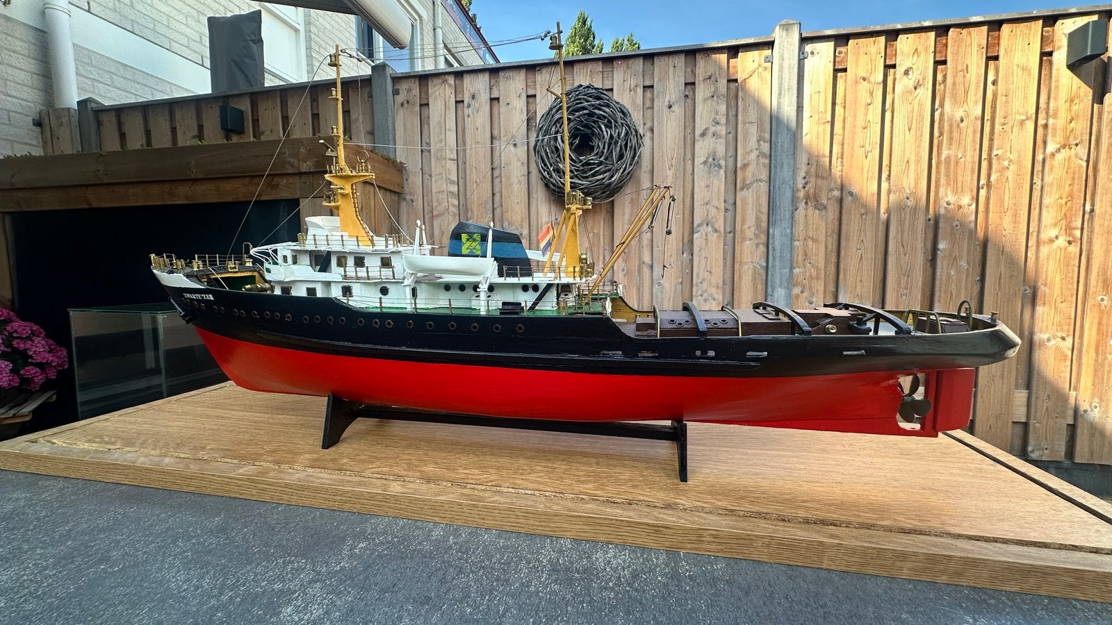 Gedetailleerd model van sleepboot Zwarte Zee in vitrine, Ophalen, Zo goed als nieuw, Groter dan 1:32, Overige merken