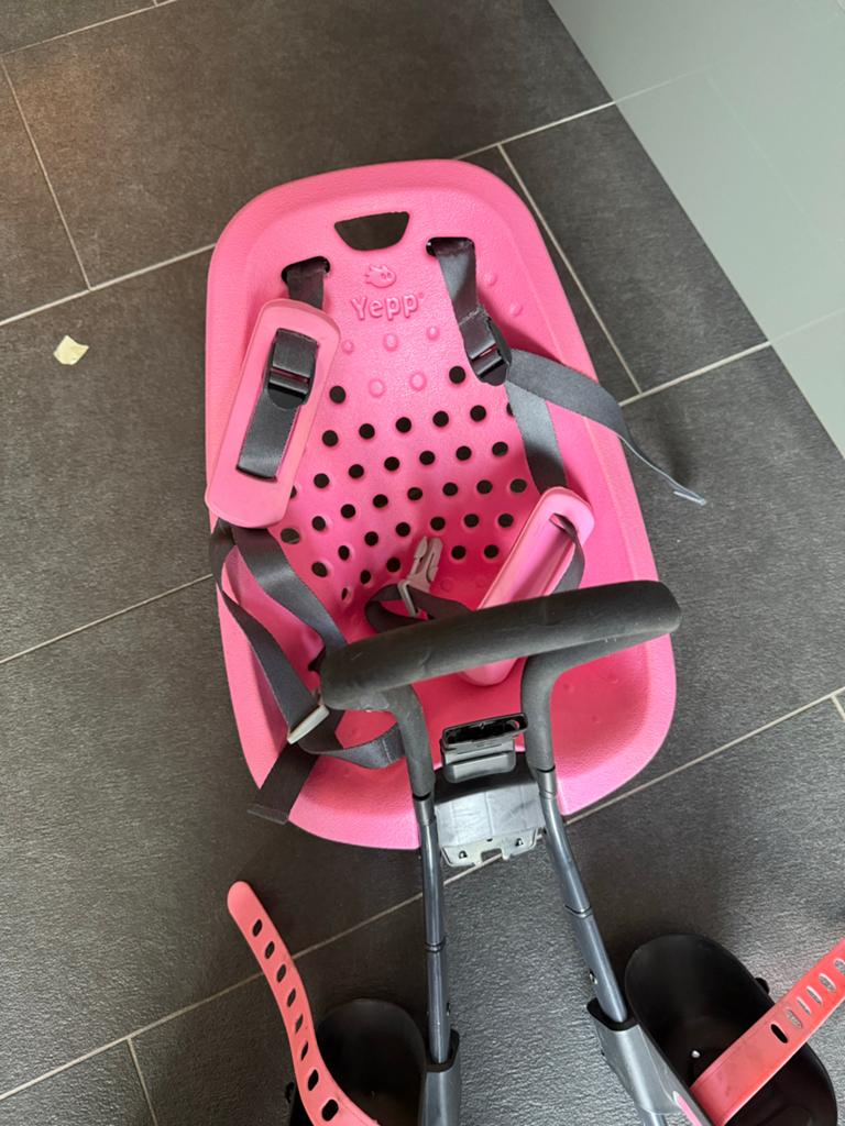 Yepp Fietsstoel Roze met Windscherm, Fietsen en Brommers, Fietsaccessoires | Fietsstoeltjes, Ophalen, Gebruikt, Voetsteuntjes