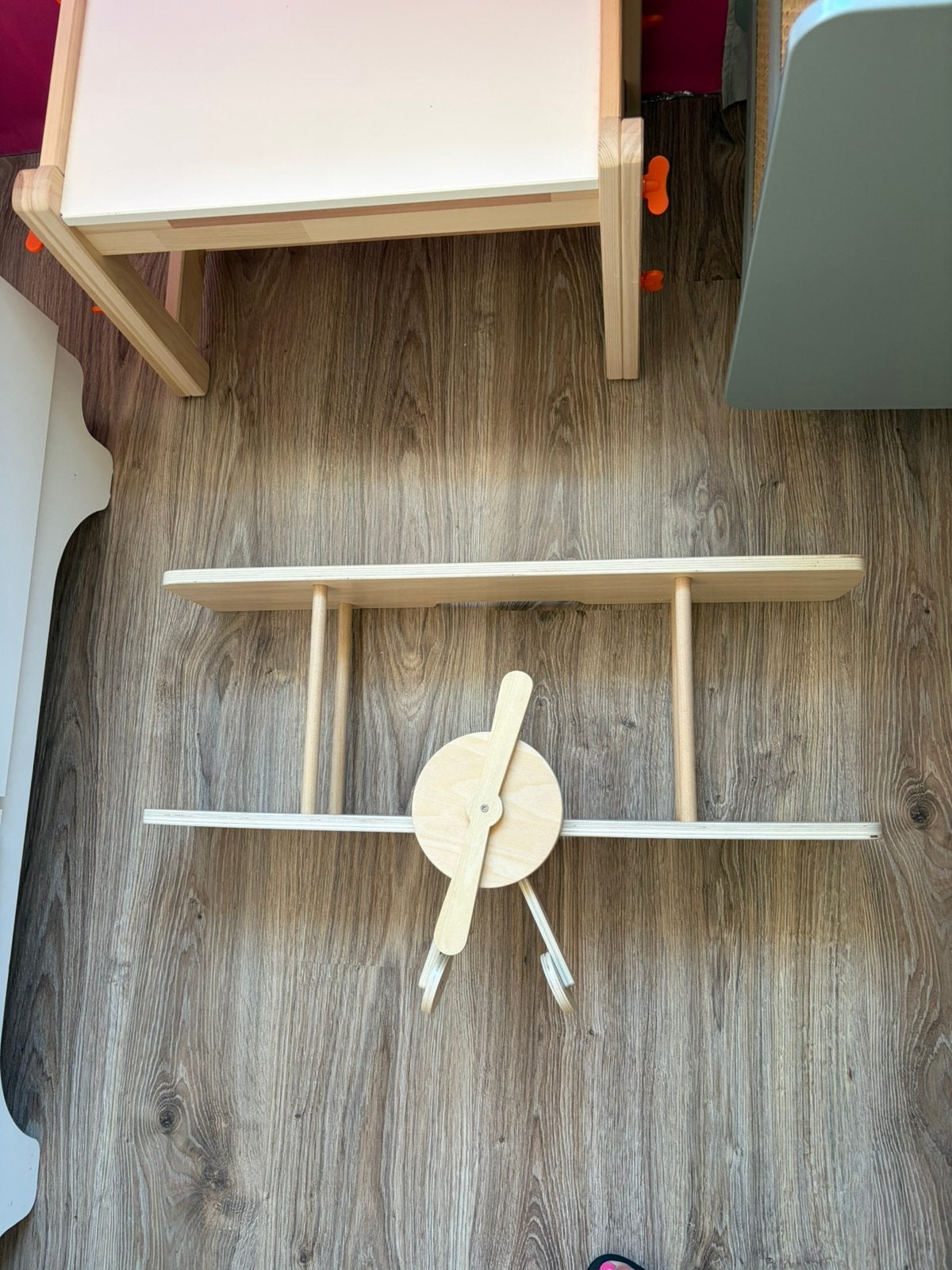 Houten vliegtuig wandplank van Petite Amelie, Ophalen, Zo goed als nieuw