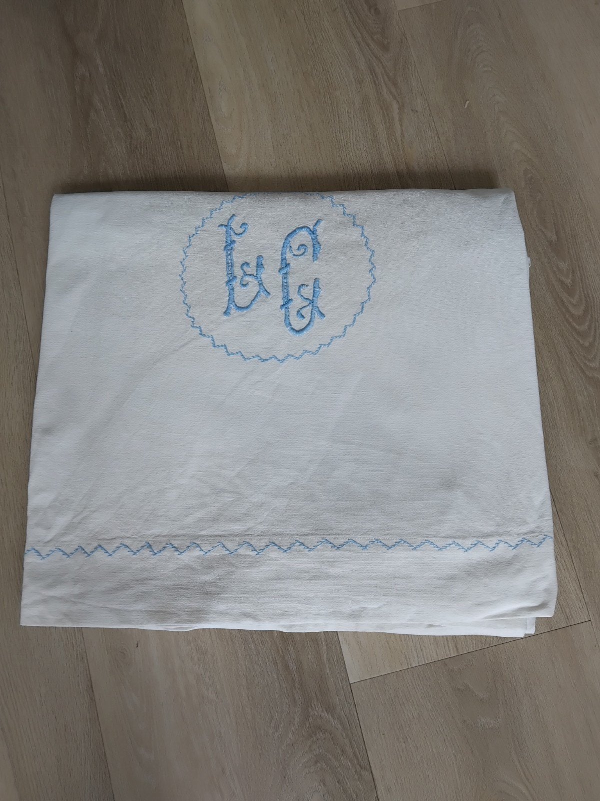 XL groot Frans laken met blauw monogram, Ophalen of Verzenden, Zo goed als nieuw, Katoen, Tweepersoons