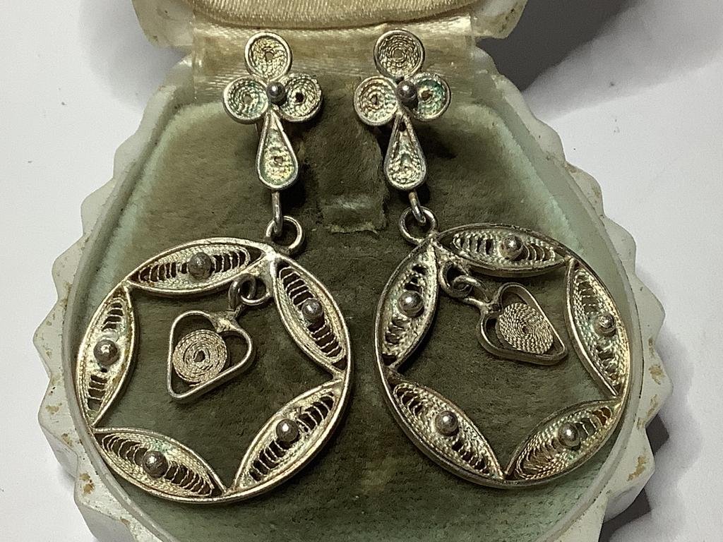 PRACHTIG BEWERKTE FILIGREIN ZILVER OORKNOPPEN MET HANGERS, Verzenden, Zilver, Oorbellen