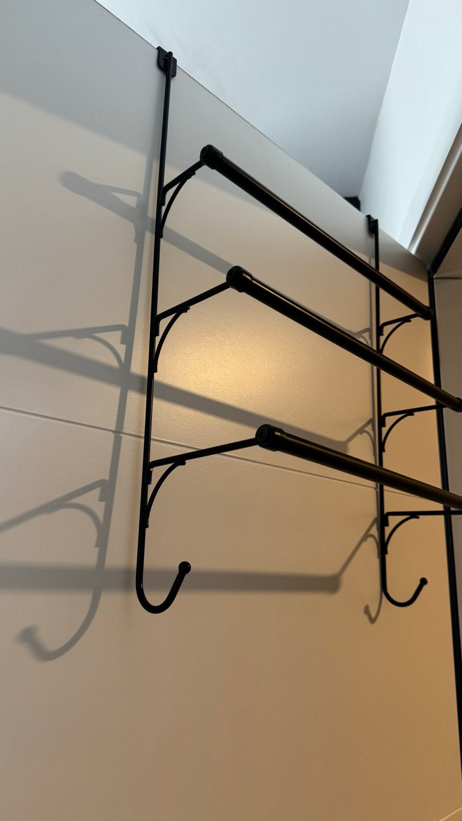 Zwarte metalen wandkapstok met 3 stangen en haken, Gebruikt, Minder dan 100 cm, Metaal, Ophalen