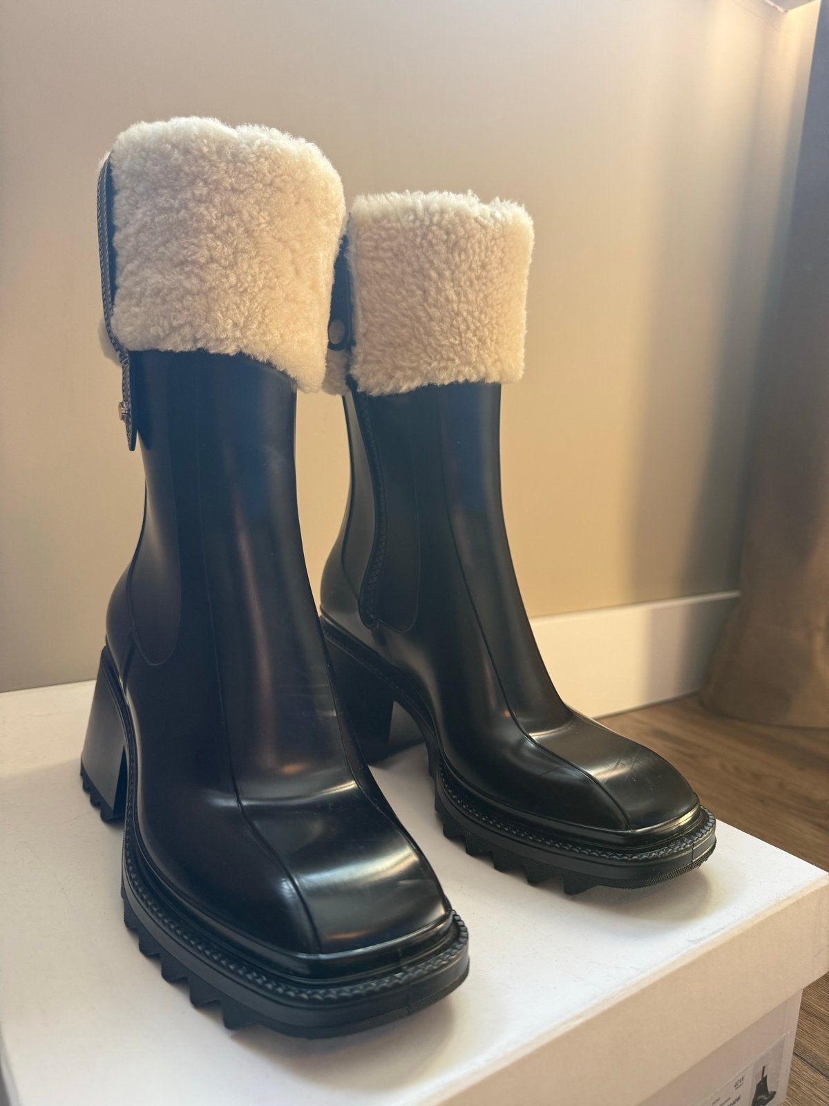 Chloé Betty regenlaarzen met shearling - Maat 40, Kleding | Dames, Zwart, Ophalen of Verzenden, Regenlaarzen, Zo goed als nieuw