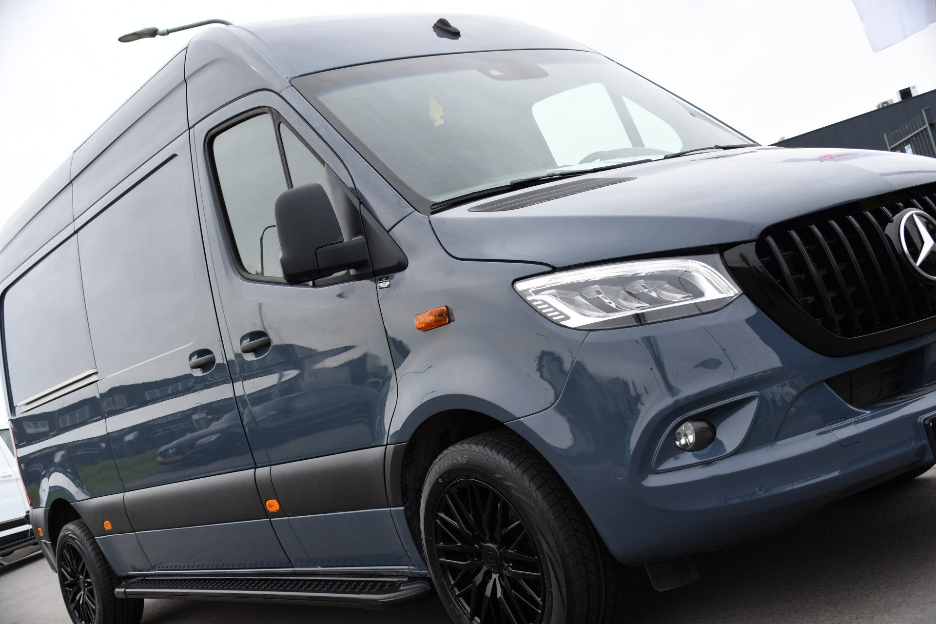 Foto 18 van Mercedes-Benz Sprinter 315 1.9 CDI L2H2 AMG Edition Adaptiev