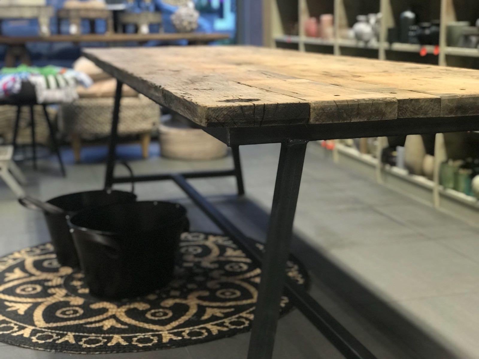 Foto 3 van Robuuste houten eettafel met metalen onderstel, 8 persoons
