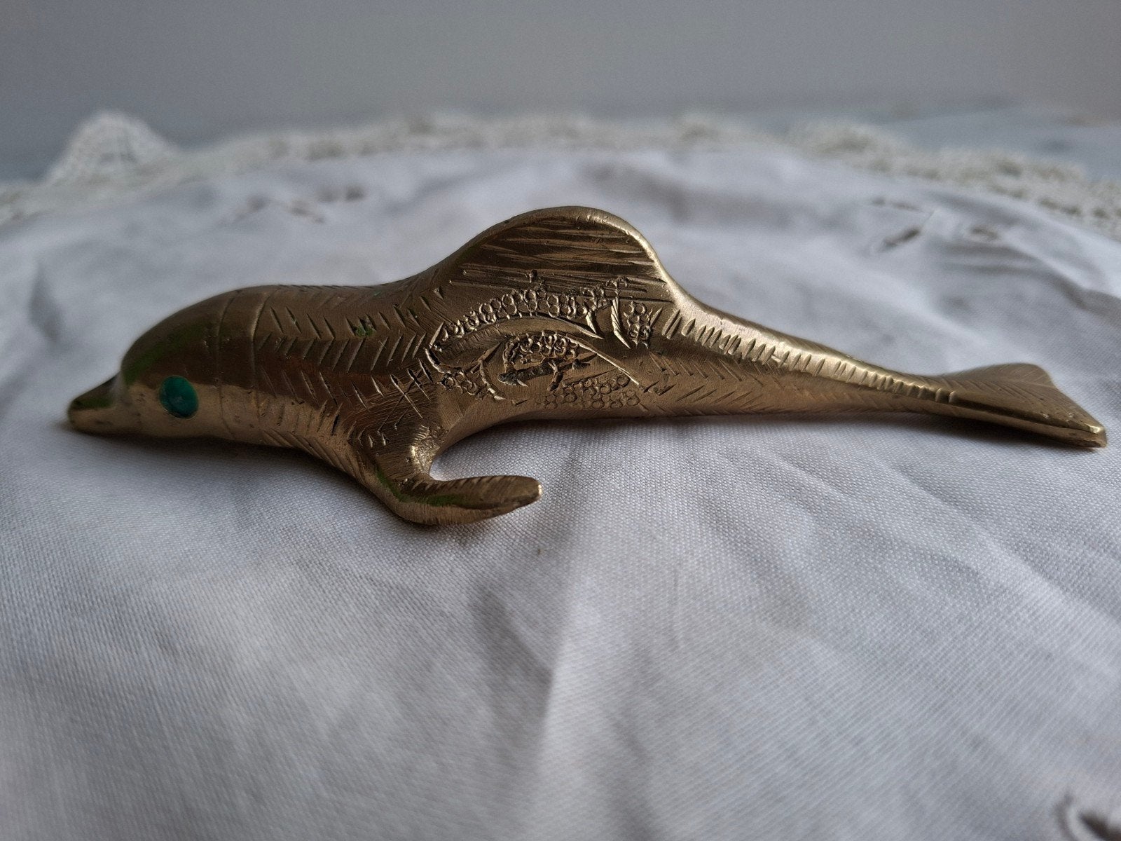 Vintage messing dolfijn beeldje met blauwe ogen, Antiek en Kunst, Verzenden