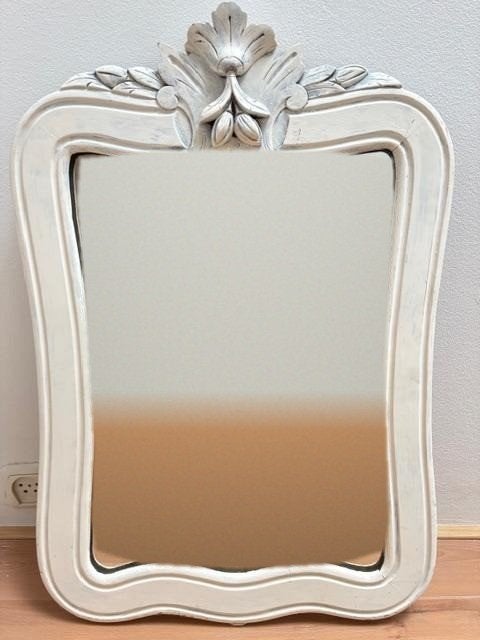 Witte houten spiegel 61x51 cm barok brocante wandspiegel, Ophalen, Minder dan 50 cm, Gebruikt, Minder dan 100 cm