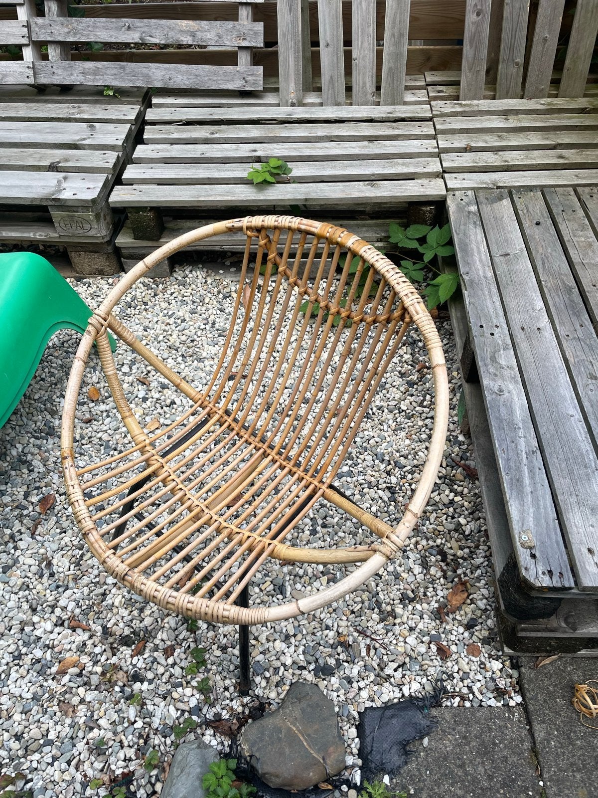 Vintage rotan stoel met metalen onderstel, Ophalen, Gebruikt, Bruin, Riet of Rotan