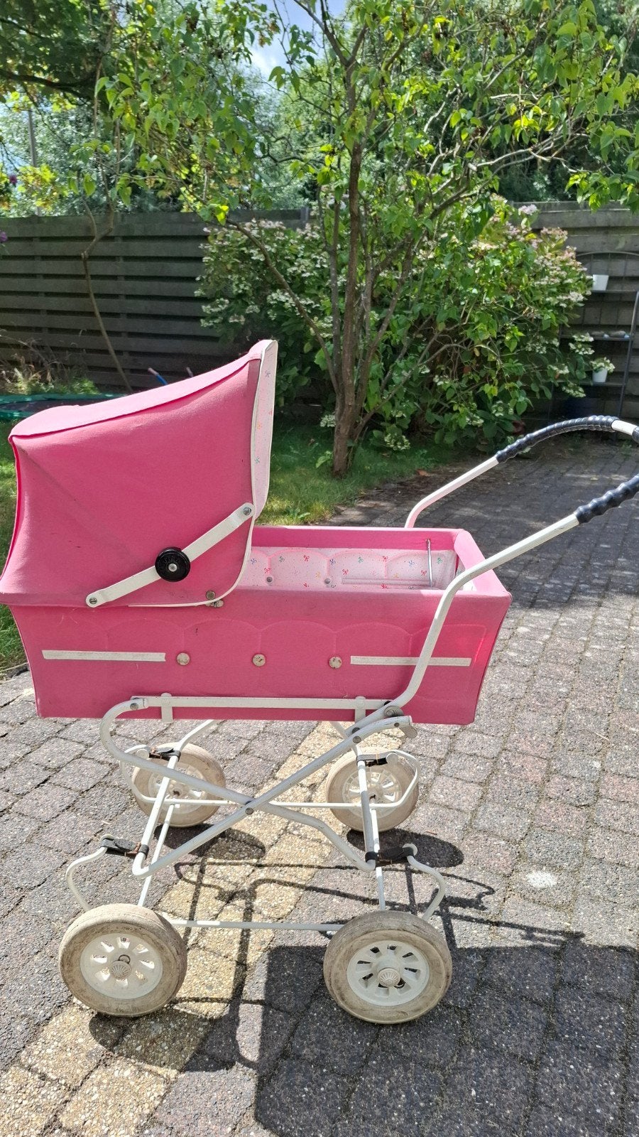 Vintage roze poppenwagen - Retro speelgoed, Kinderen en Baby's, Speelgoed | Poppen, Ophalen of Verzenden, Gebruikt, Babypop