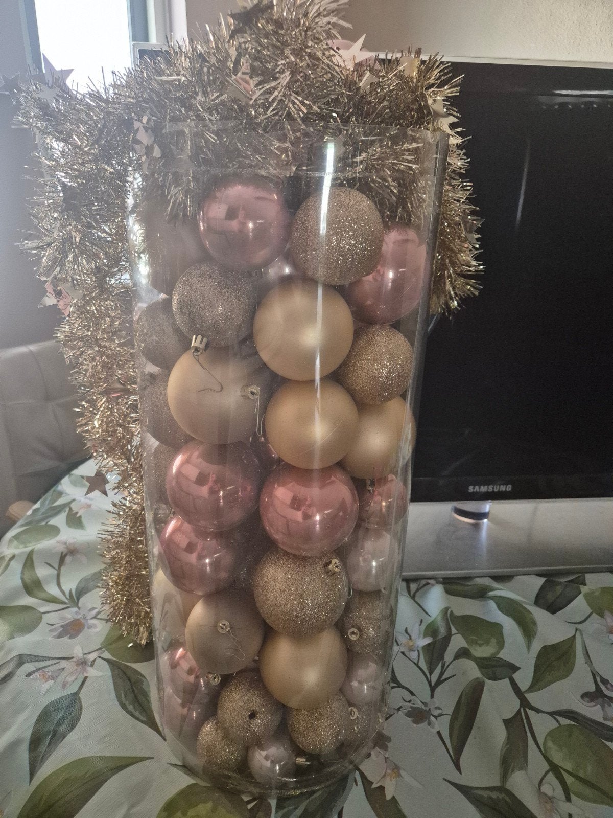 gratis doos vol kerst ballen roze en goud, Ophalen, Gebruikt, Kunststof