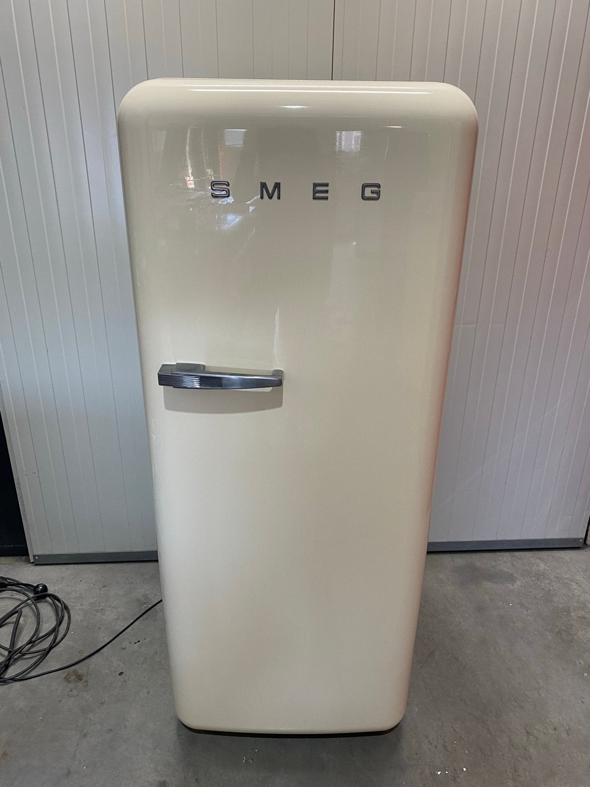 Smeg FAB28 Koelkast - Crème - Retro Design, De laan 8, 150 tot 200 liter, Zonder vriesvak, Bella