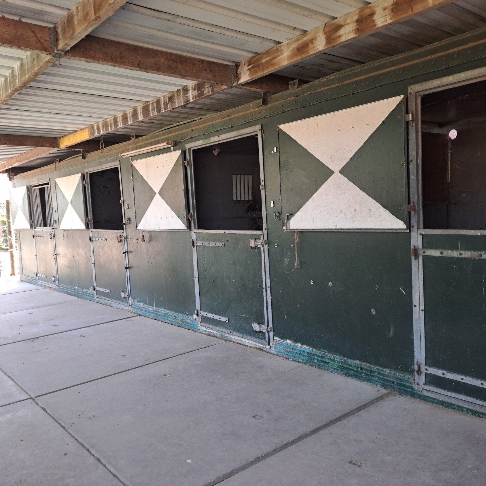 Paardenstal / containerstal, Dieren en Toebehoren, Stalling, 4 paarden of pony's of meer