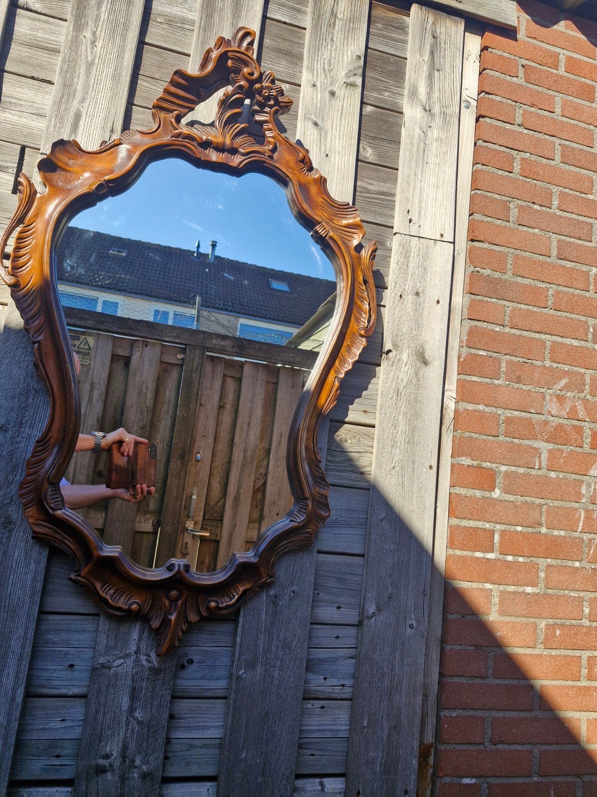 Deze grote houten barok spiegel heeft een mooi bewerkt frame, Ophalen of Verzenden, Rechthoekig