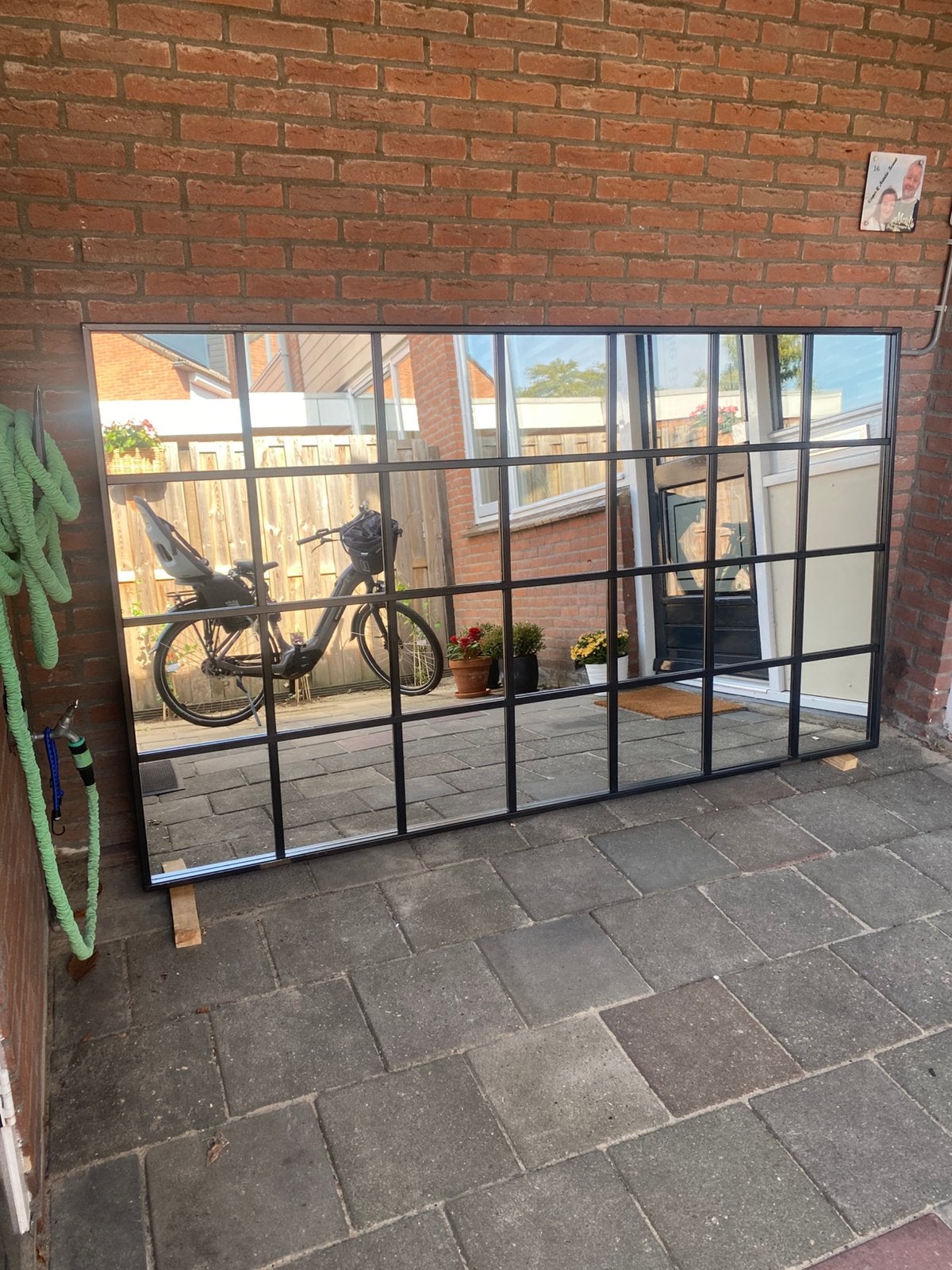 Grote spiegel met zwart metalen frame - Industriële look, Huis en Inrichting, Woonaccessoires | Spiegels, Ophalen, Gebruikt, 100 tot 150 cm