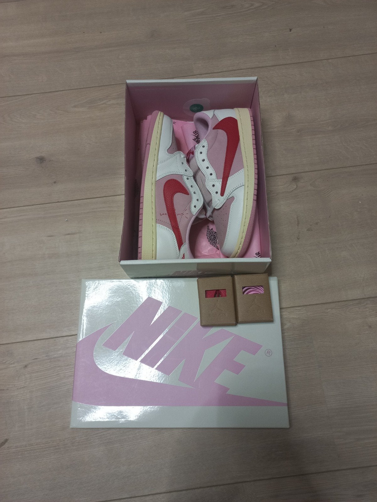 Travis Scott x Air Jordan 1 Low 'Tropical Pink' - Maat, Ophalen of Verzenden, Nieuw, Roze, Sneakers of Gympen