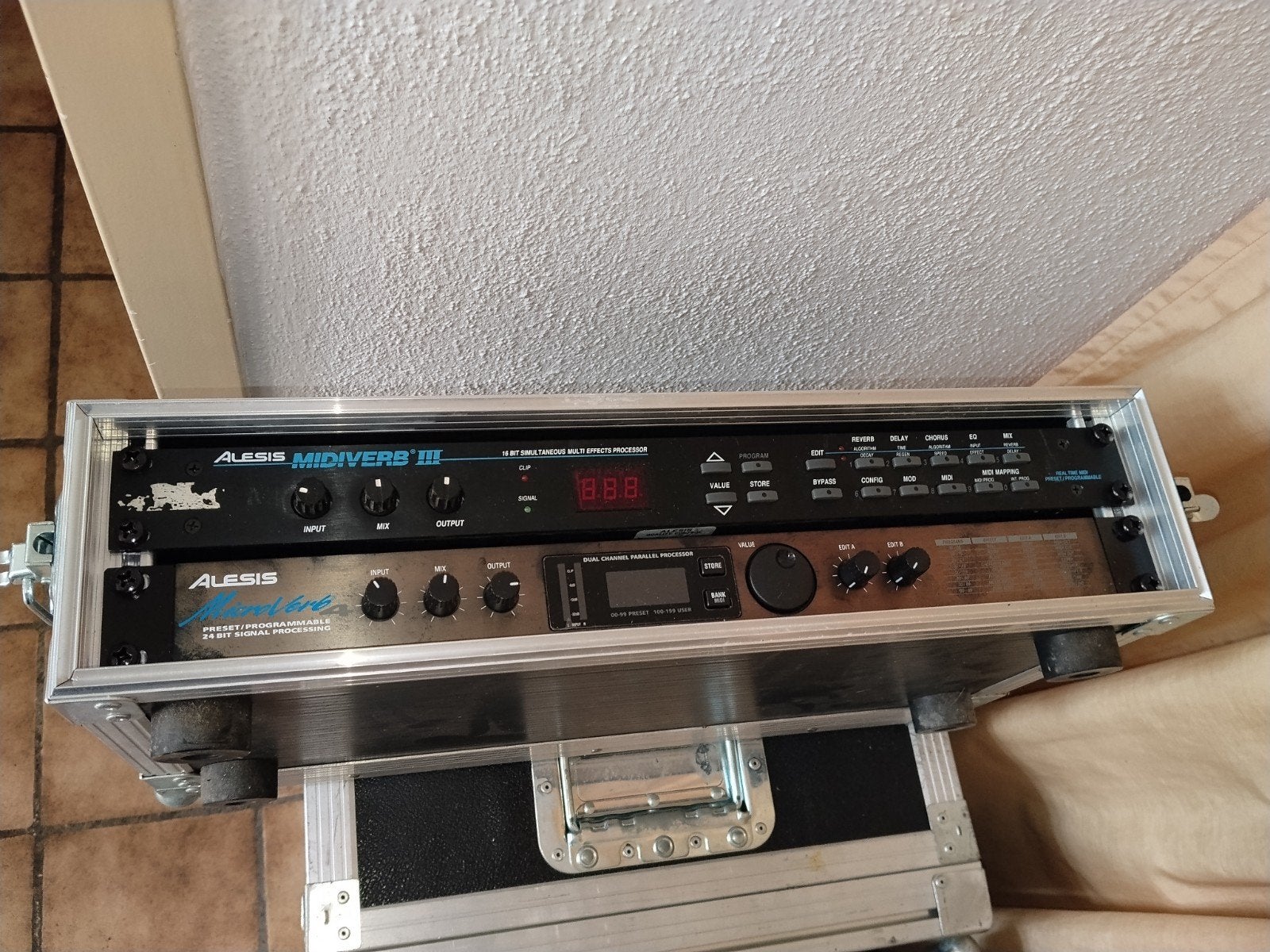 Alesis Midiverb III & Microverb 4 in flightcase, Muziek en Instrumenten, Ophalen of Verzenden, Gebruikt, Multi-effect