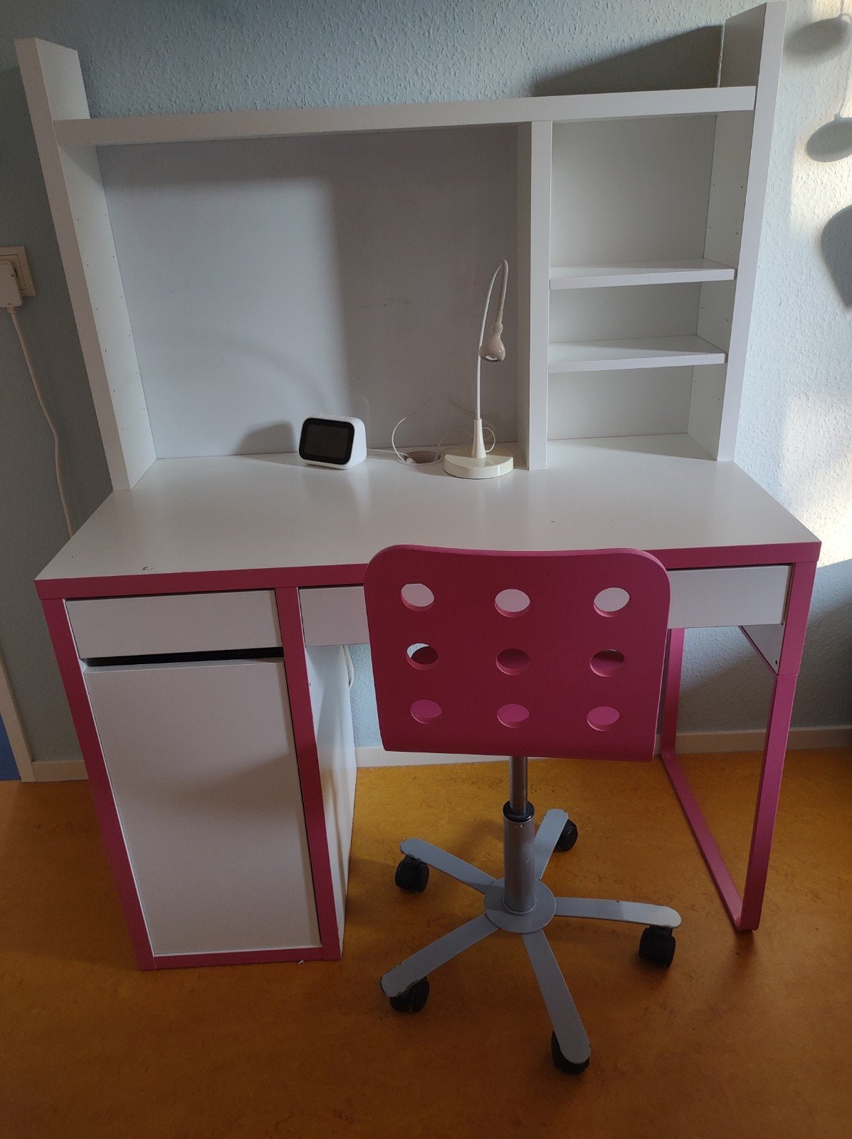 IKEA Micke bureau met opbouw en lade en bureaustoel, Ophalen, Met lades, Gebruikt, IKEA