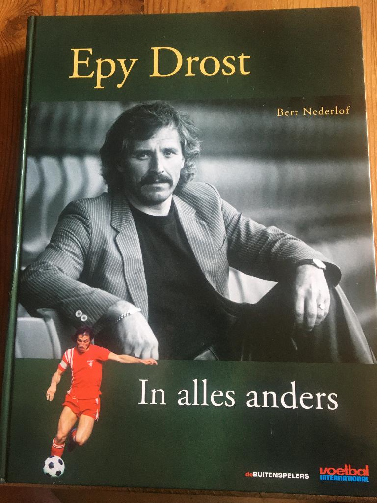 voetbalboek=Epy Drost- In alles anders ( formaat stoeptegel), Boeken, Sportboeken, Zo goed als nieuw, Balsport, Ophalen of Verzenden