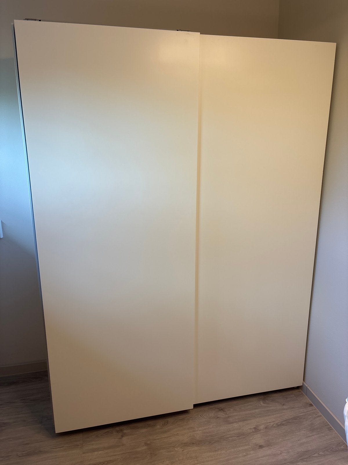 Witte kledingkast met schuifdeuren, Met plank(en), Gebruikt, 100 tot 150 cm, 200 cm of meer