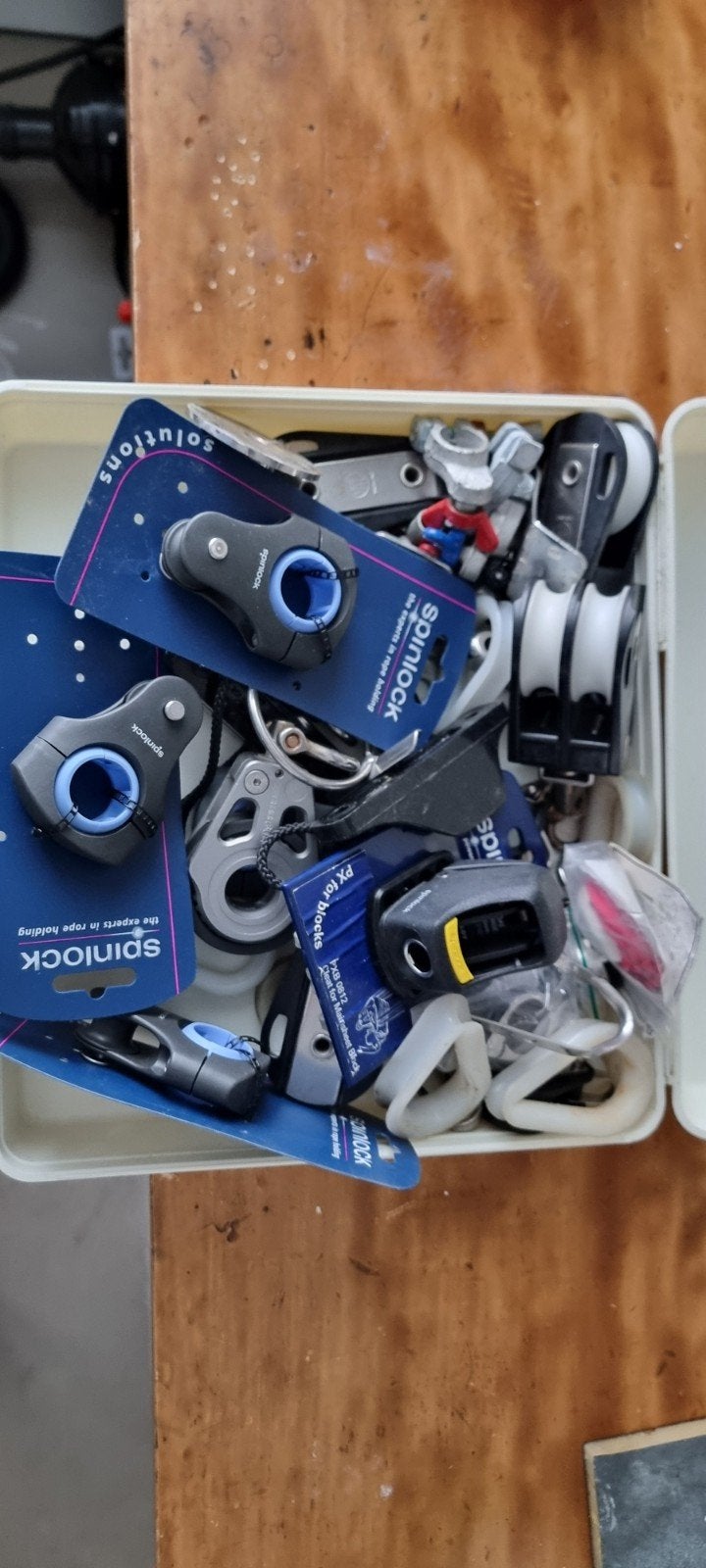 Koffer met diverse RVS, blokken, Spinlock materiaal (nieuw), Watersport en Boten, Zeilen en Zeiltoebehoren, Ophalen of Verzenden